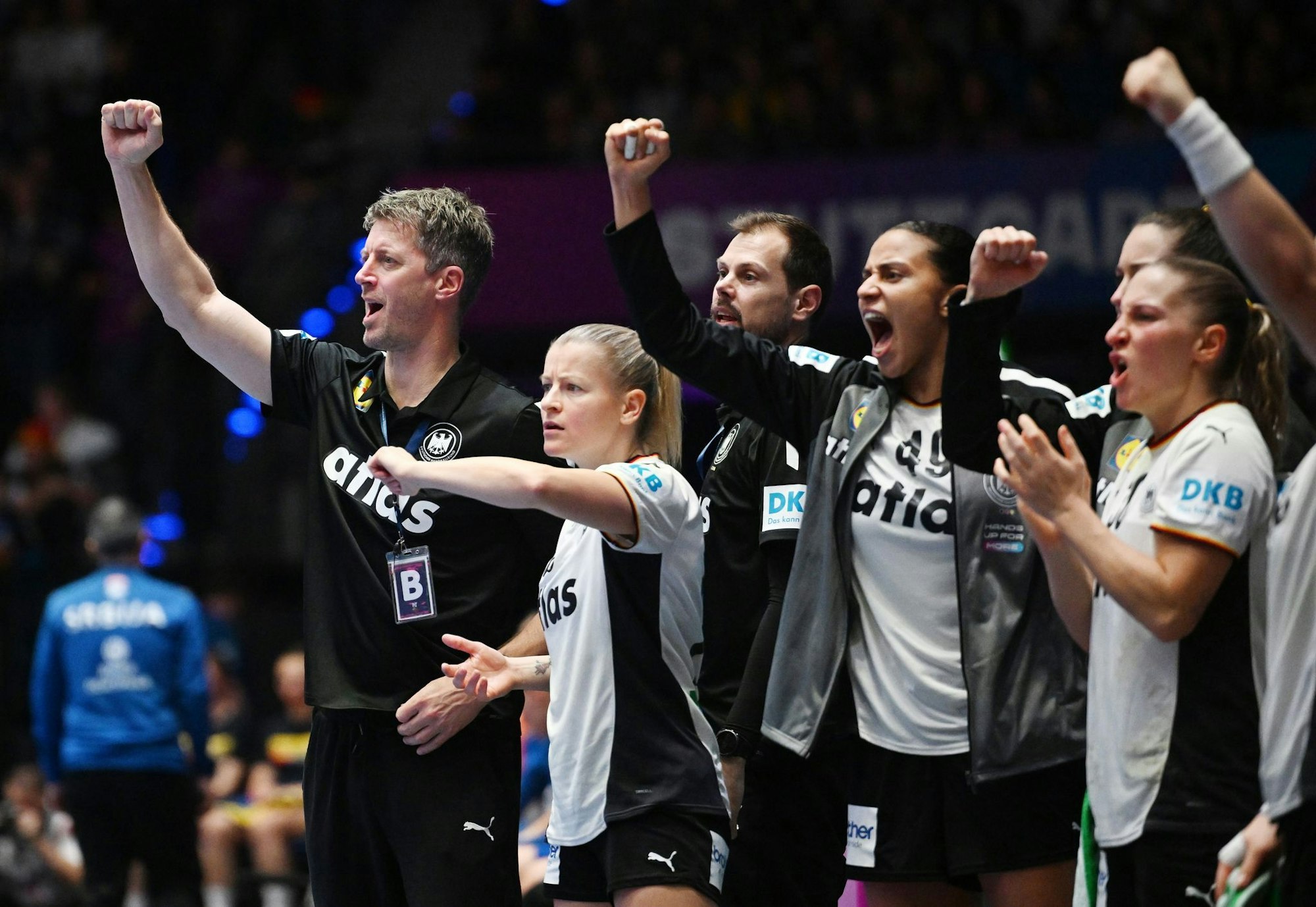 Bundestrainer Markus Gaugisch (l) lobt die Emotionalität seiner WM-Debütantin Aimée von Pereira.