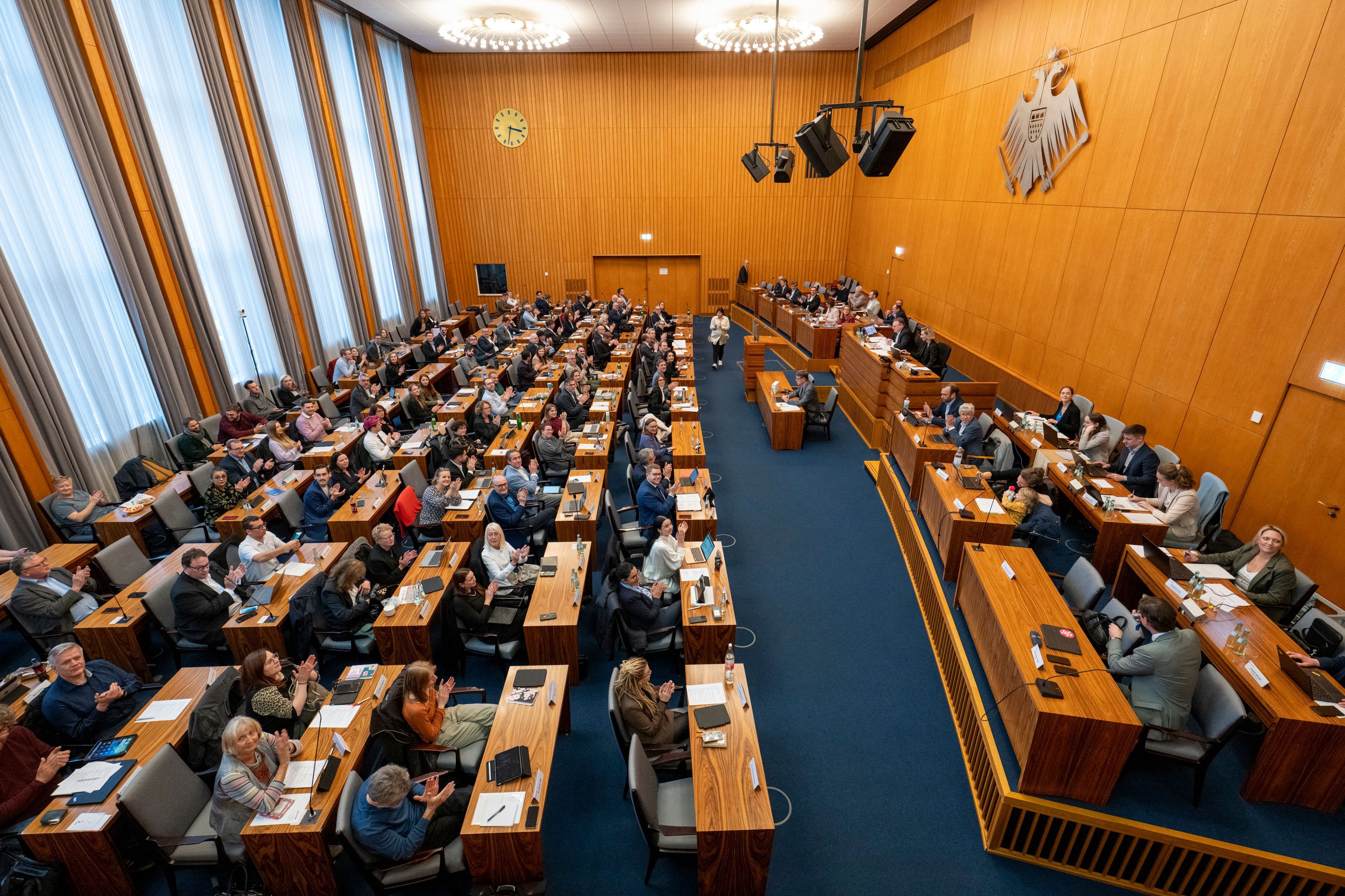 Der Blick in den Kölner Ratssaal. In der Mitte oben sitzt der OB, rechts und links die Dezernentinnen und Dezernenten.