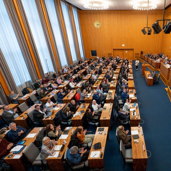 Im Ratsaal findet eine Sitzung des Kölner Stadtrats statt.