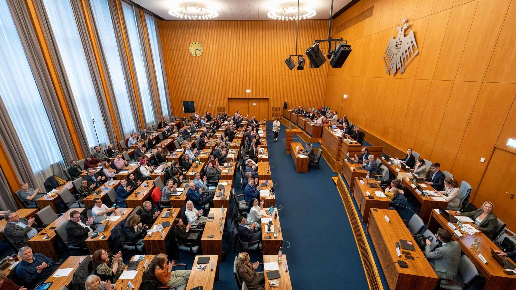 Der Blick in den Kölner Ratssaal. In der Mitte oben sitzt der OB, rechts und links die Dezernentinnen und Dezernenten.