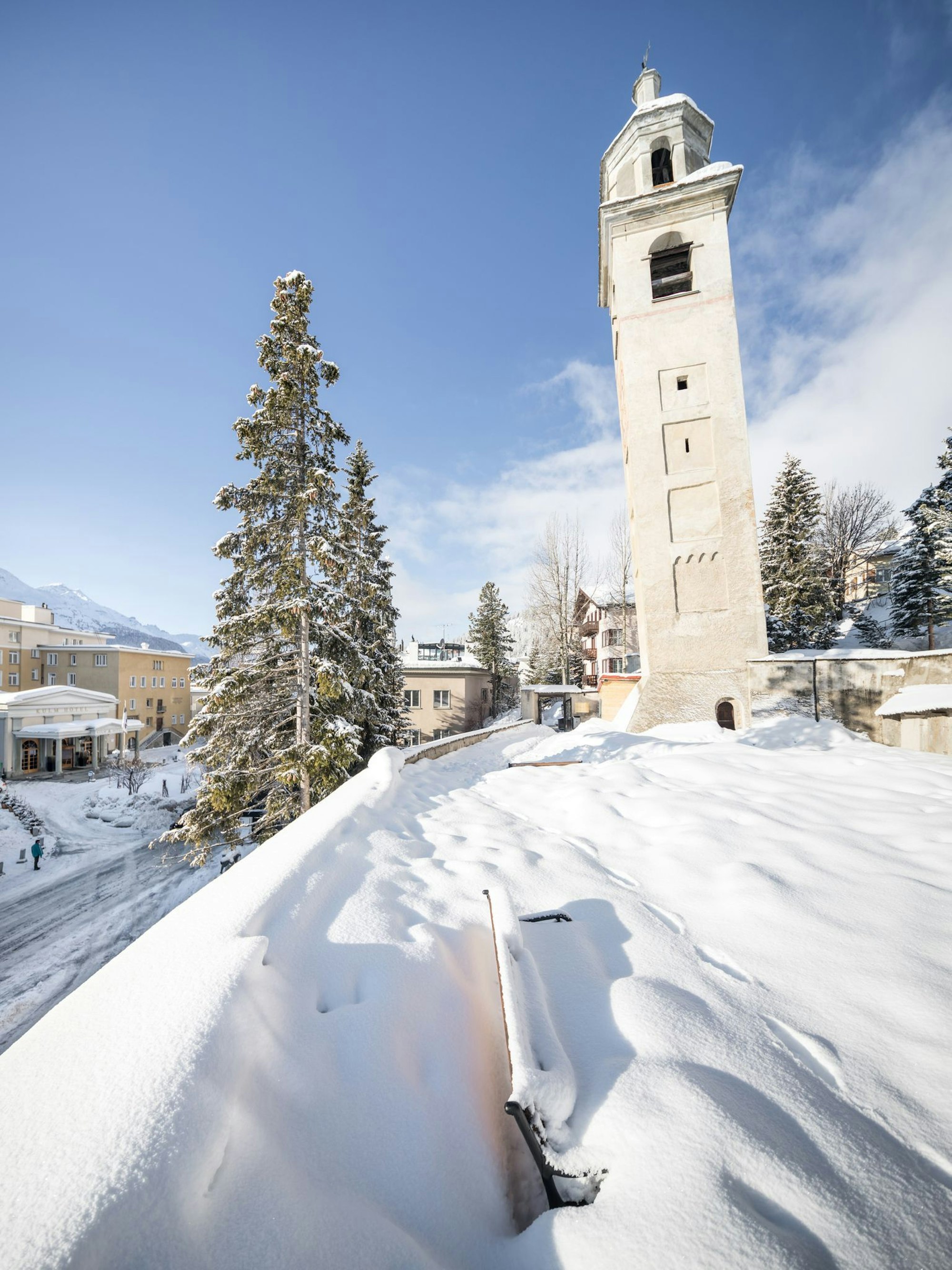 Anmutig im Alpenidyll: Dieser alte Kirchturm ist das schräge Wahrzeichen von St. Moritz.