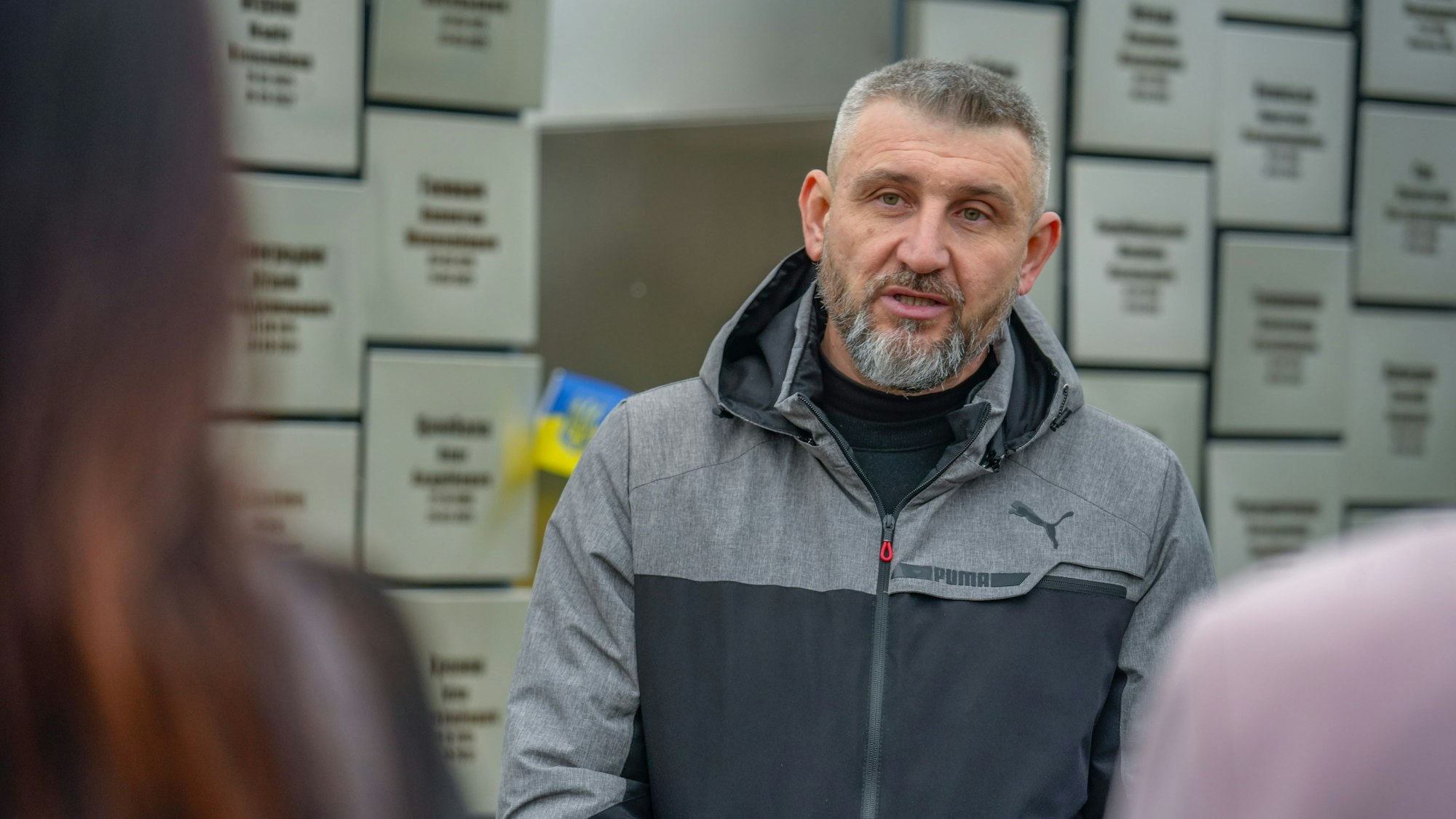 Dmytro Hapchenko, der Stabschef des Stadtrats von Butscha,steht an der Gedenkstätte für die durch russische Gräueltaten ums Leben gekommenen Zivilisten in Butscha.