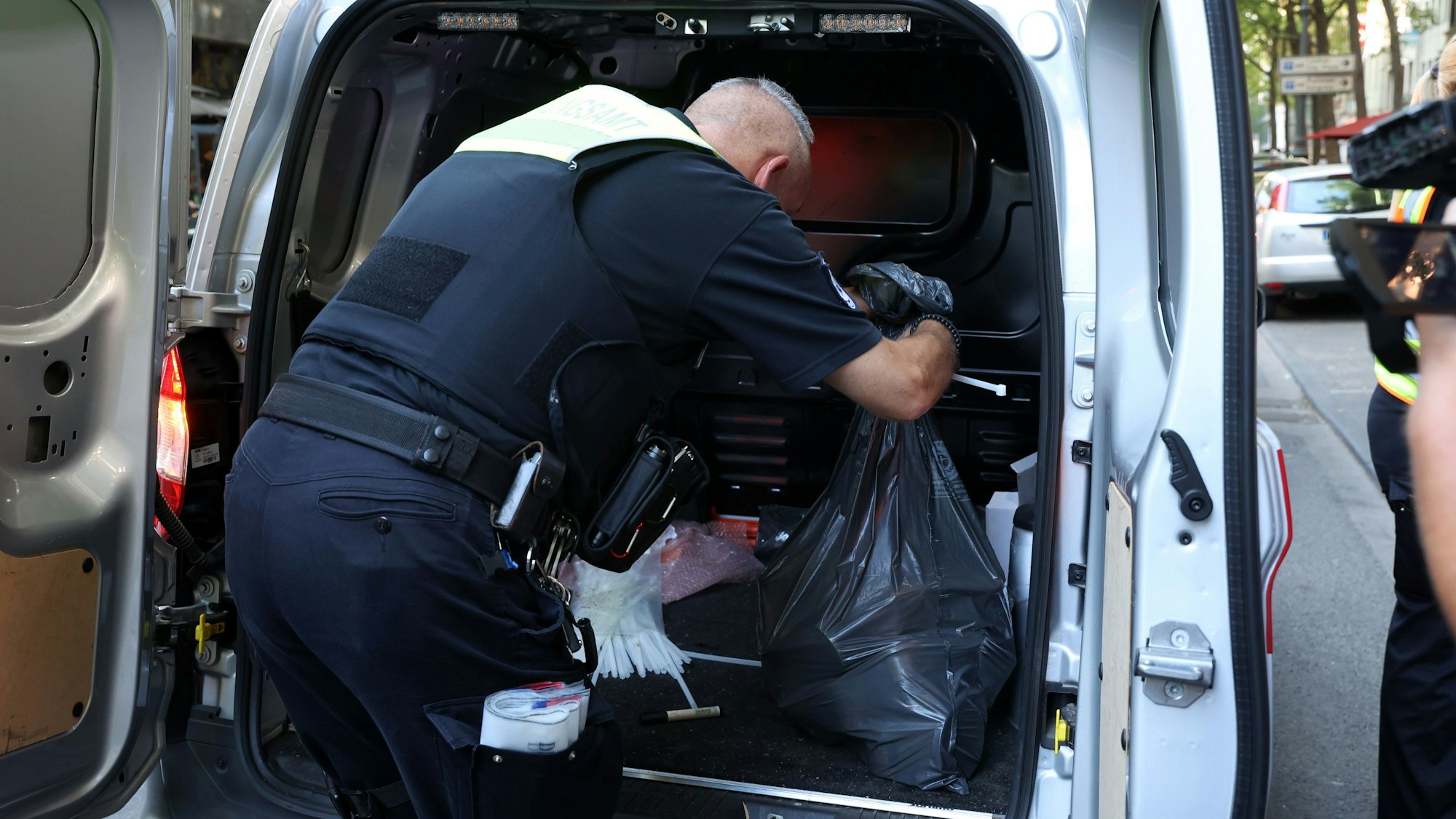 Einsatzkräfte der Polizei untersuchen Shisha-Tabak (Archivfoto).