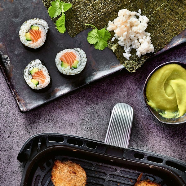 Ob gekauft oder selbstgerollt: Wer Sushi in Tempurateig taucht und im Airfryer ausgebacken lässt, hat im Handumdrehen leckere Knusper-Häppchen.