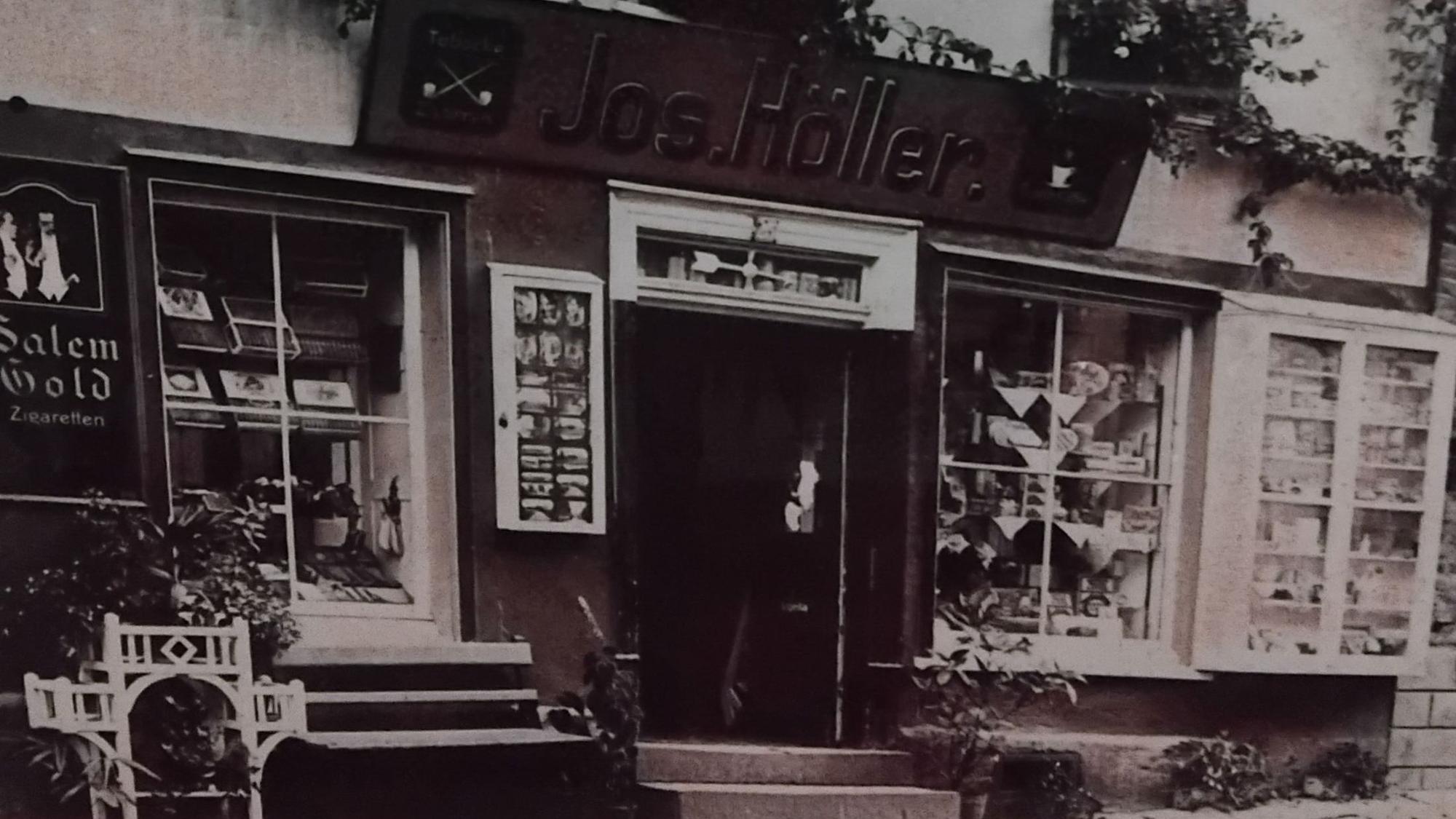 Großvater Josef Höller eröffnete vor 90 Jahren an der Hauptstraße einen Kolonialwarenladen. Sein Sohn erweiterte das Geschäft, sein Enkel Stefan führt die heutige Schublade.