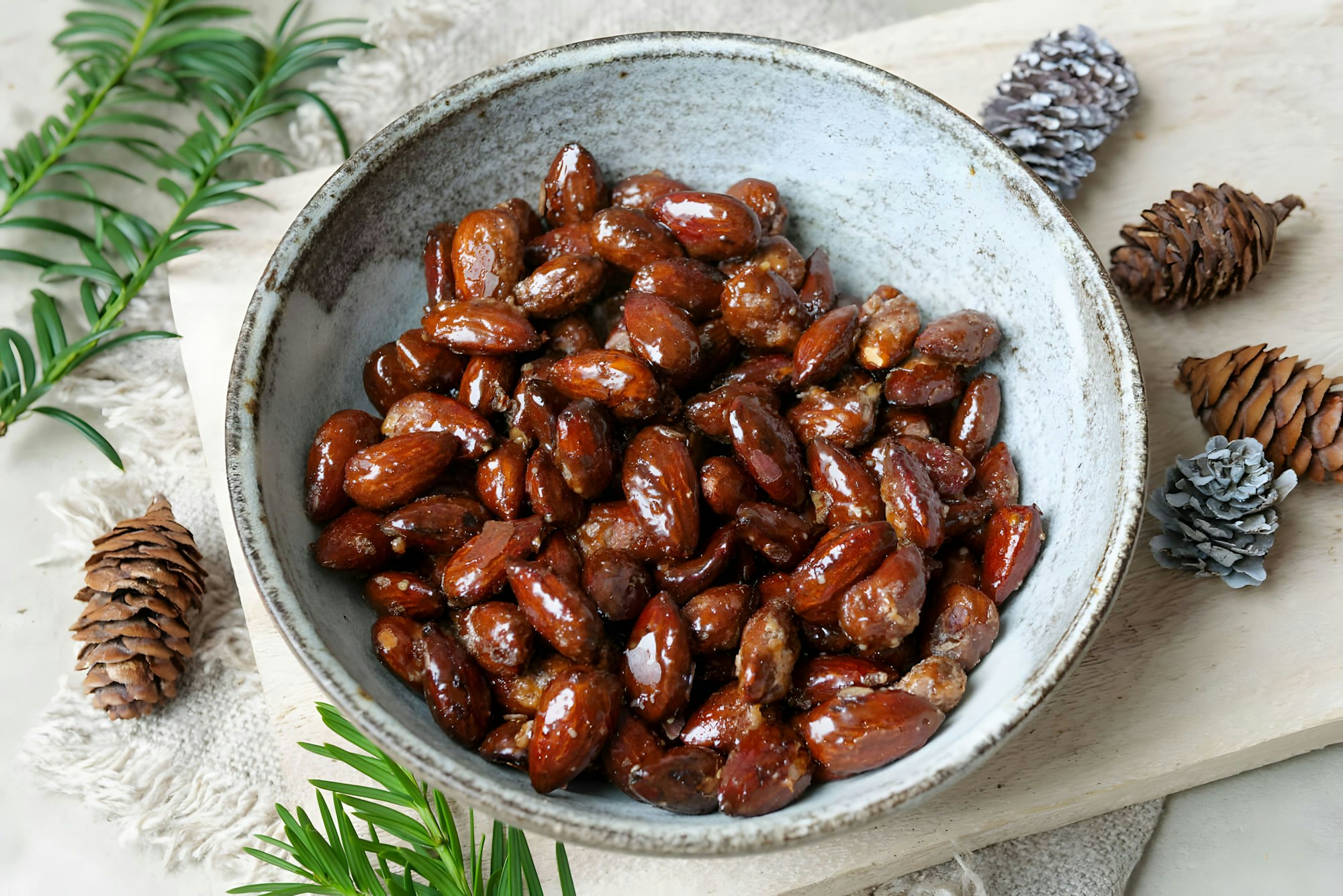 Gebrannte Mandeln leckerer als auf dem Weihnachtsmarkt verspricht Steffi Sinzenich, wenn man sie mit Zucker, Vanillezucker und Zimt sowie 2 EL Wasser für 13 Minuten im Airfryer gart.