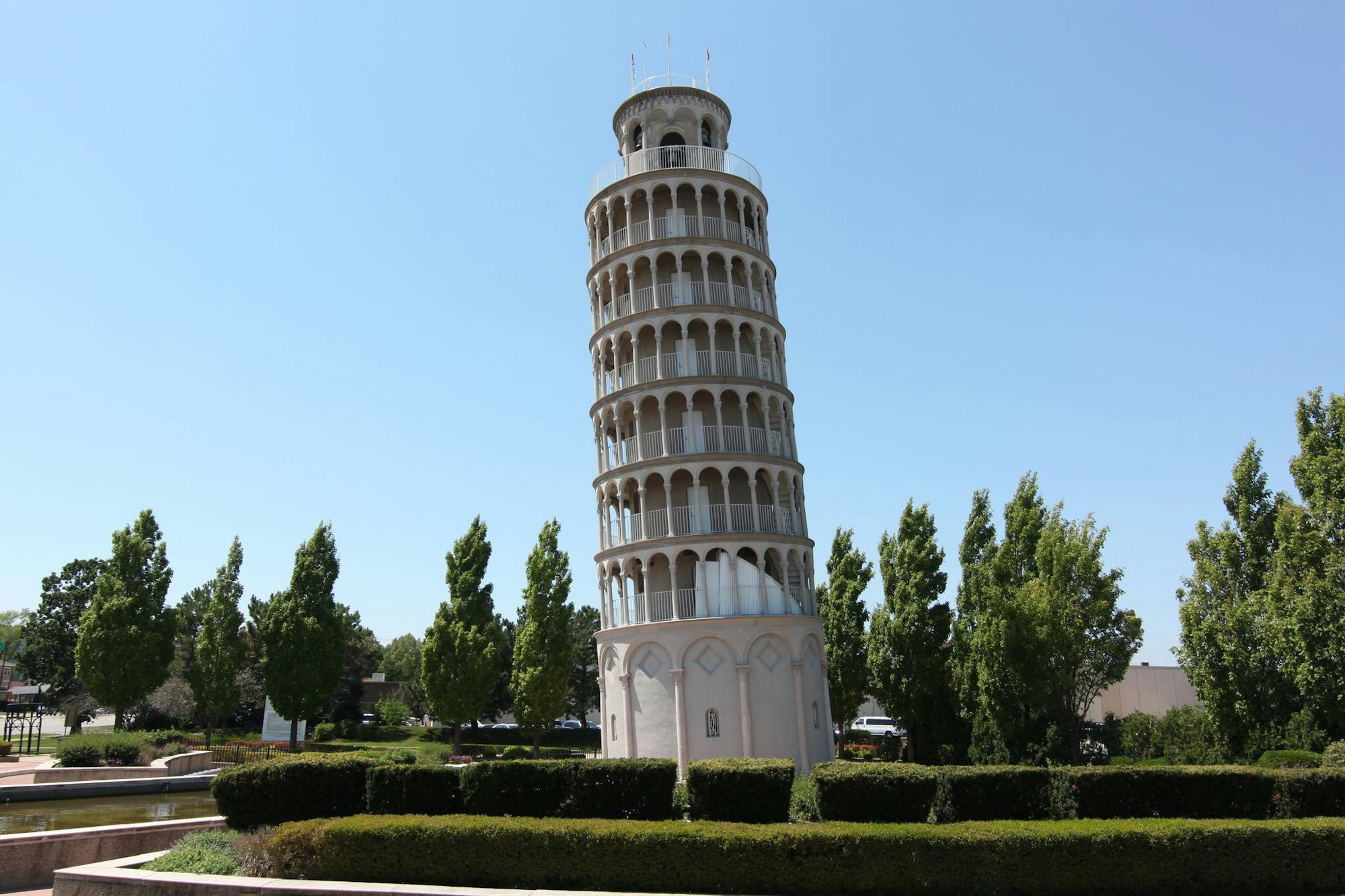 Nicht das Original, aber gut getroffen: Der «Leaning Tower of Niles» ist eine Replika des Schiefen Turms von Pisa.