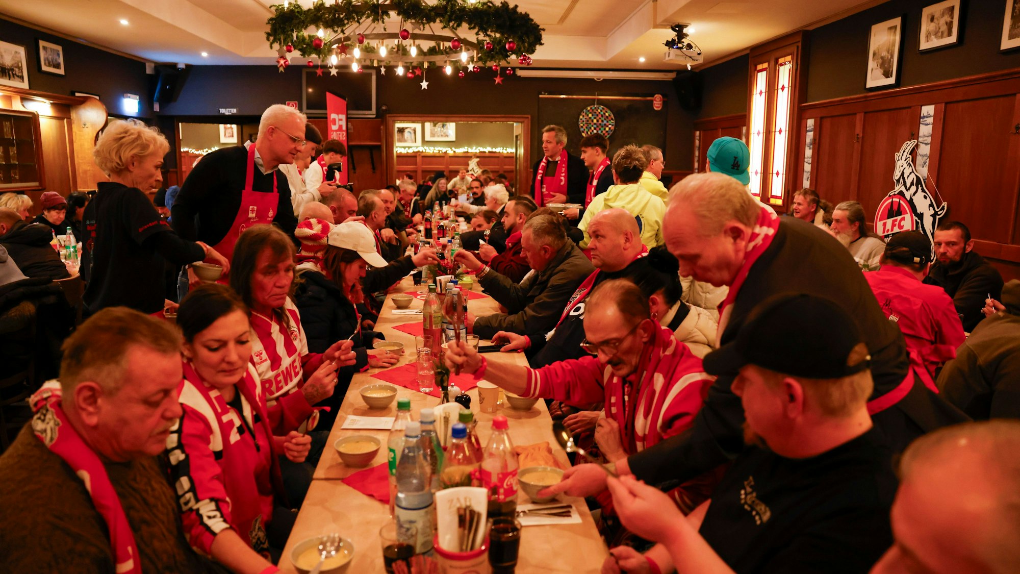 Eine Menge Menschen hat sich zum Essen im Brauhaus getroffen.