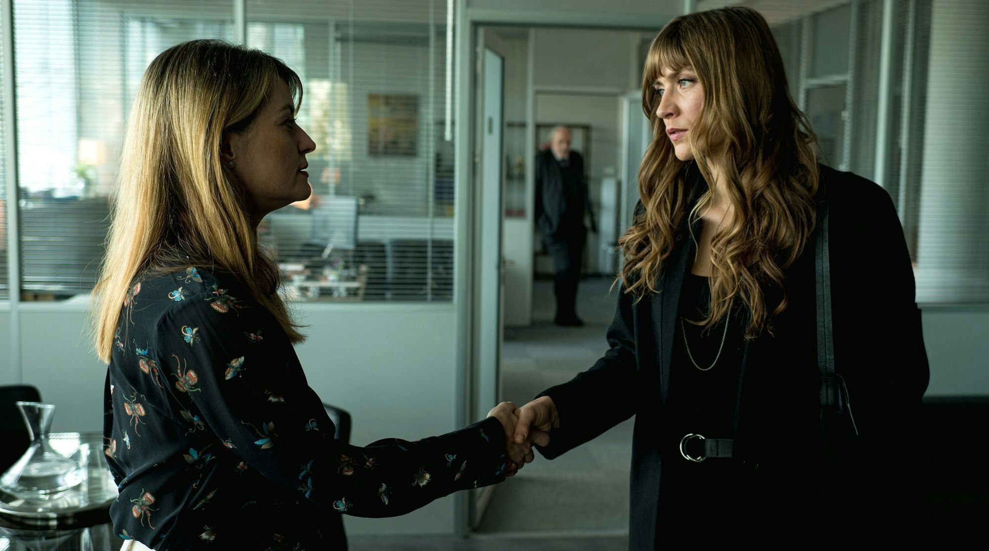 «Der Zürich-Krimi: Borchert und der Schlüssel zum Mord»: Hannah (Sophie Pfennigstorf, re.) und Dominique (Ina Paule Klink, li.) treffen eine Vereinbarung.