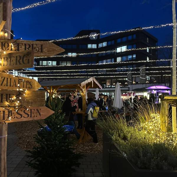 Abends ist das Glühweinfest in Sankt Augustin festlich beleuchtet.