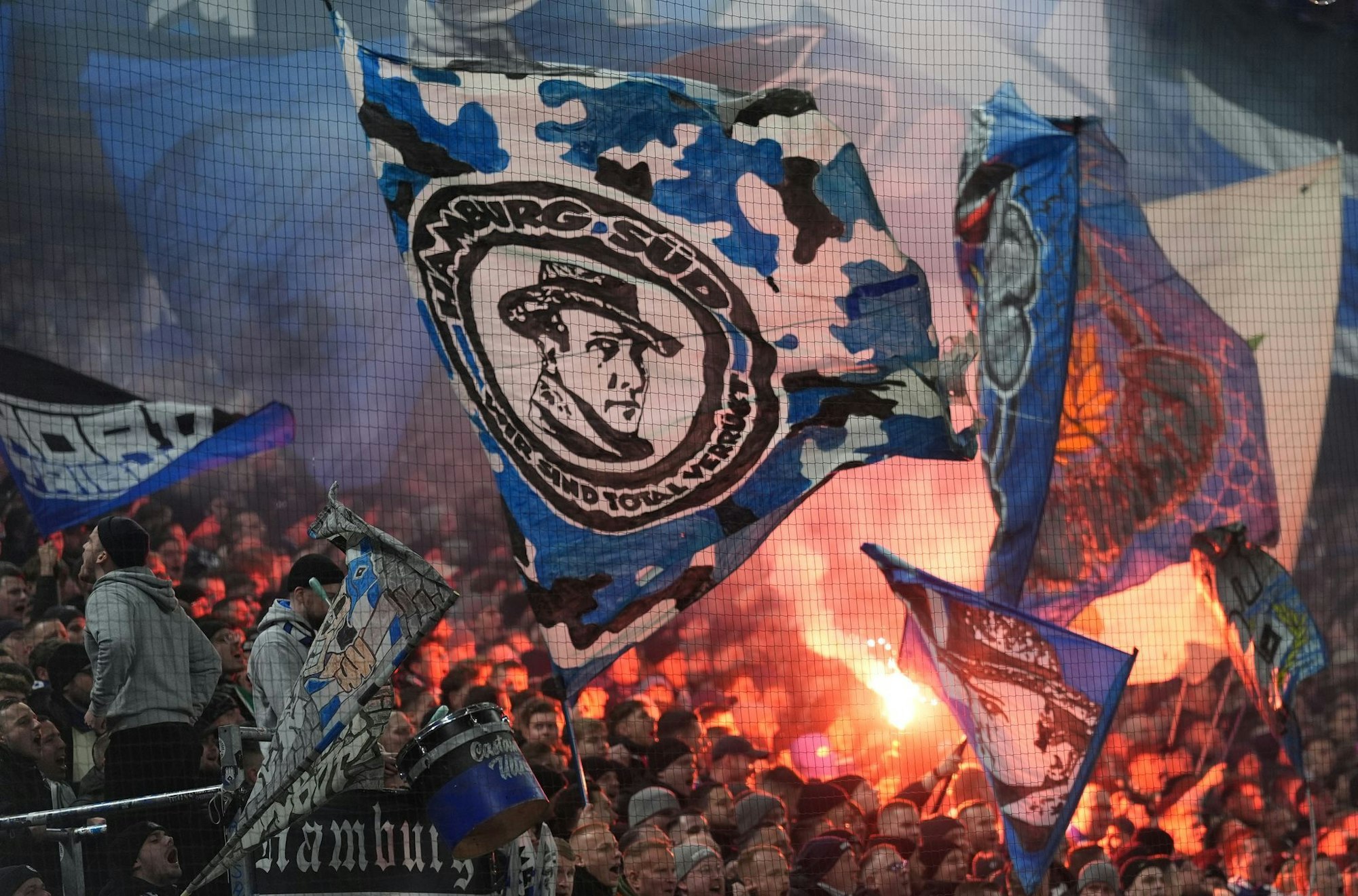 Das Abbrennen von Pyrotechnik in den Stadien ist den Innenministern ein Dorn im Auge.