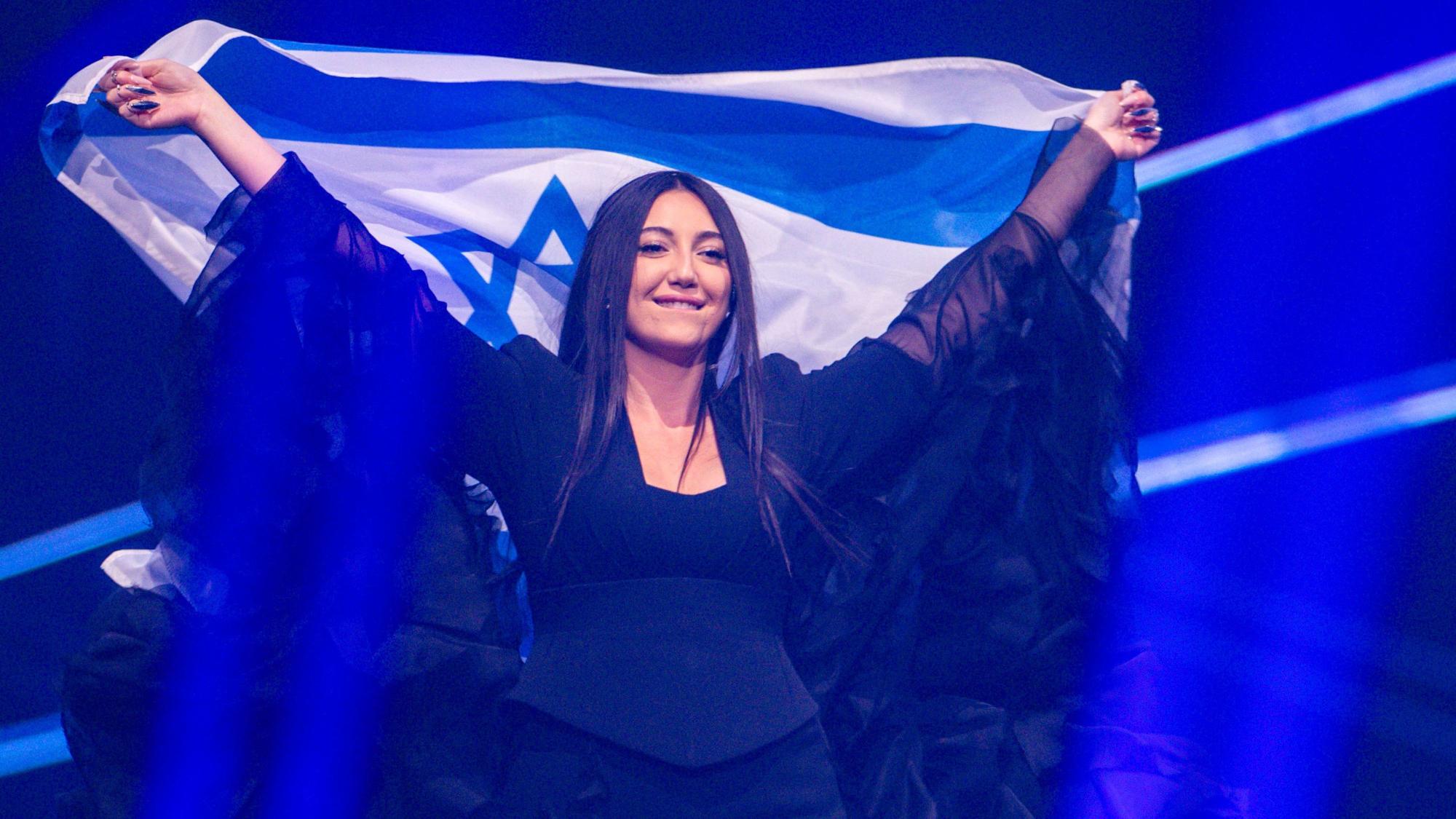 ARCHIV - 16.05.2025, Schweiz, Basel: Yuval Raphael aus Israel kommt mit der Landesfahne bei einer Probe für die Finalshow des 69. Eurovision Song Contest in der Arena St. Jakobshalle auf die Bühne. (zu dpa: «Rundfunkunion ändert Abstimmungsregeln für ESC») Foto: Jens Büttner/dpa +++ dpa-Bildfunk +++