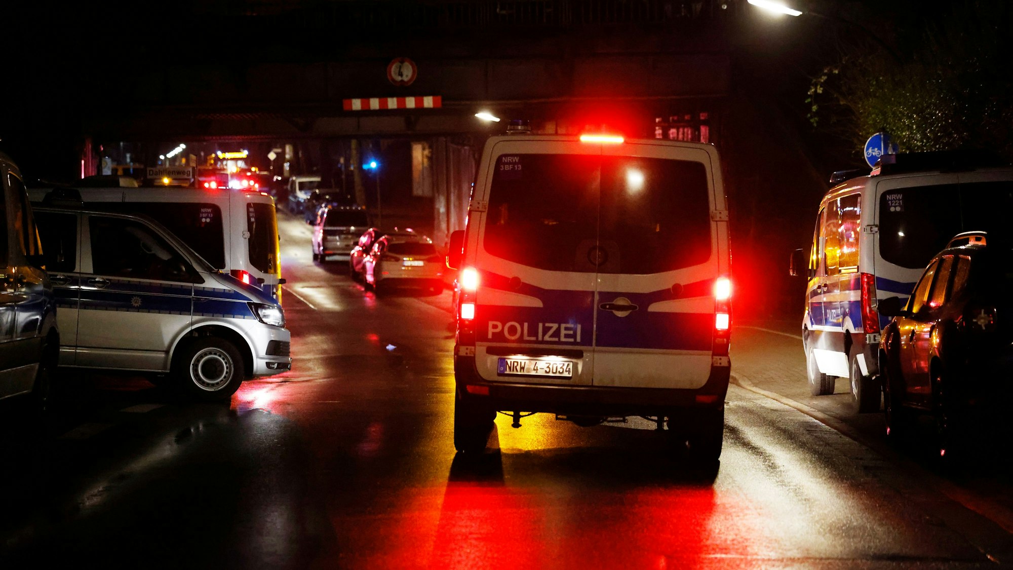 Einsatzfahrzeuge der Polizei stehen nahe einer Unfallstelle (Symbolfoto).