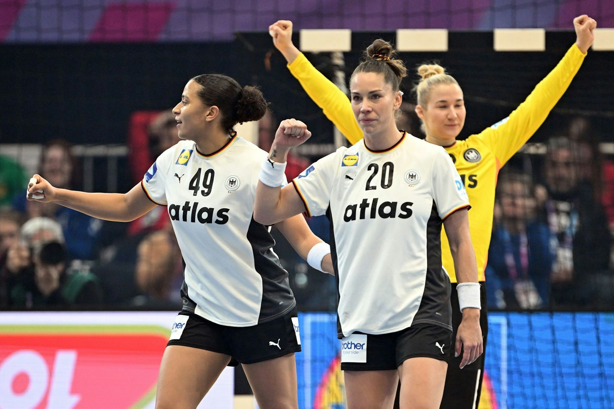 Die deutschen Handballerinnen spielen sich in einen WM-Rausch.