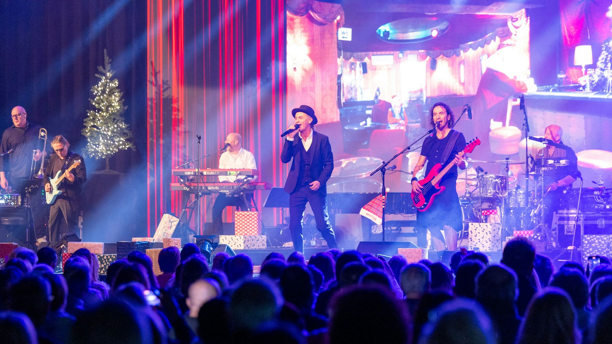 Besinnlichkeit und rockige Töne trafen bei der Show der Brings im Theater am Tanzbrunnen aufeinander.