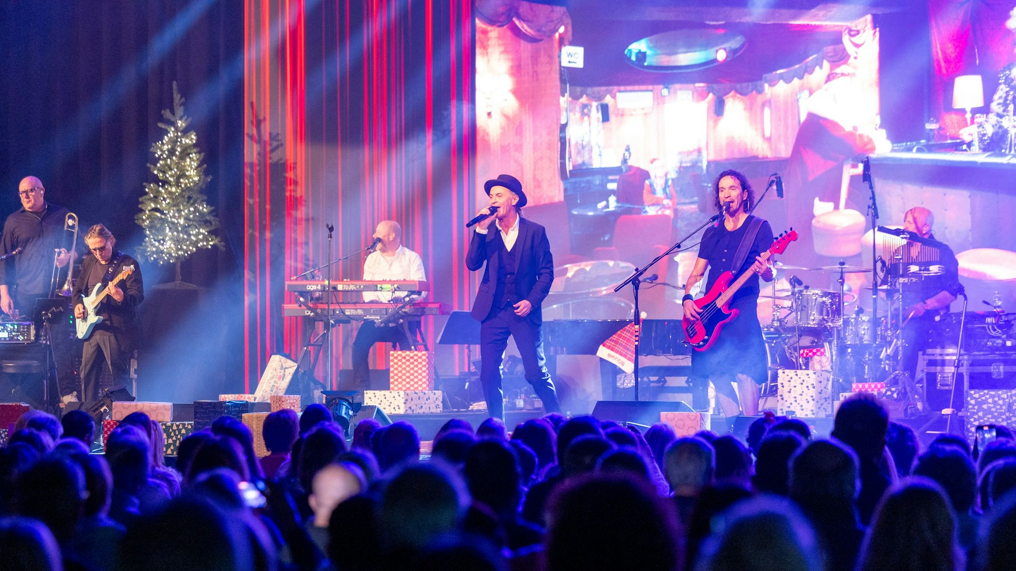 Besinnlichkeit und rockige Töne trafen bei der Show der Brings im Theater am Tanzbrunnen aufeinander.