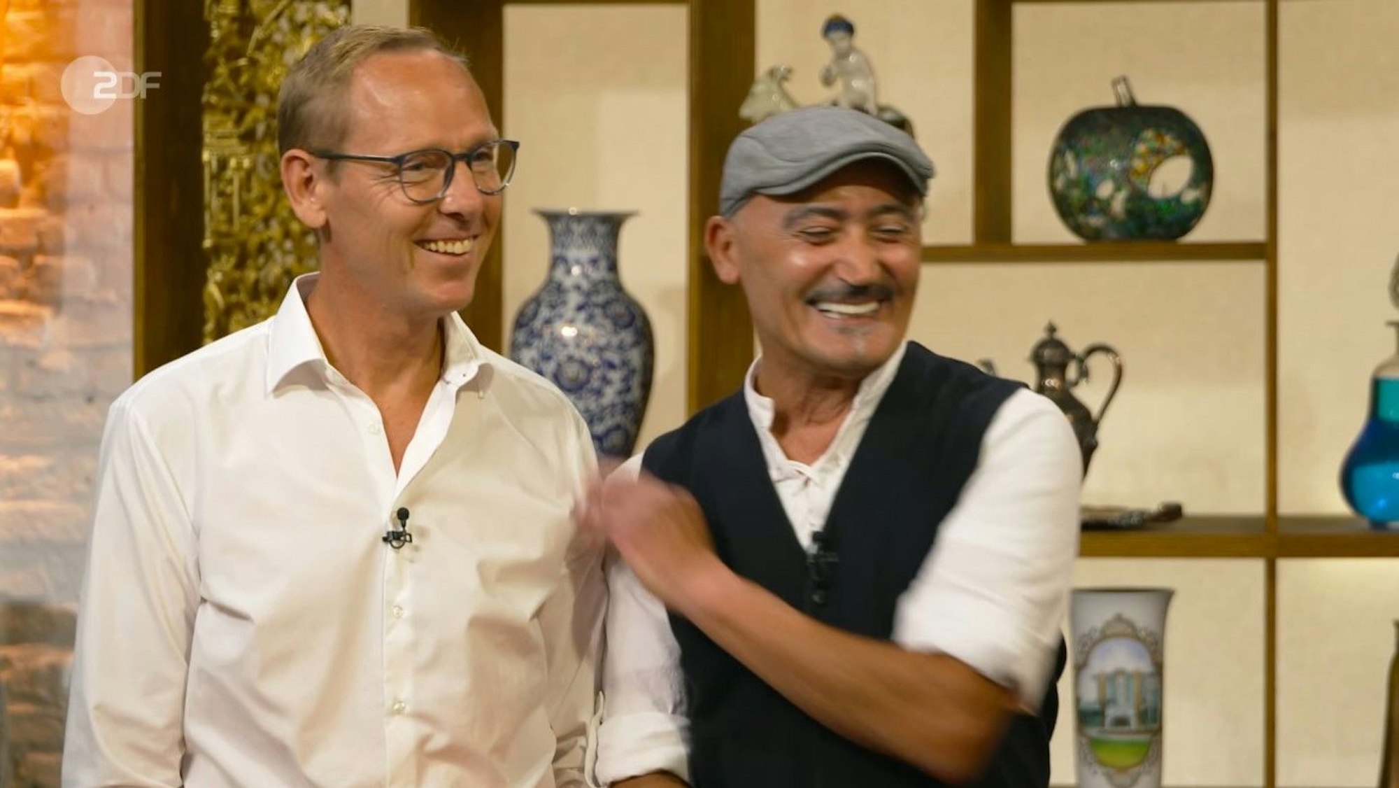 Echte Freunde verstehen Humor. Guido Hövels und Bülent Gencel bei „Bares für Rares“.