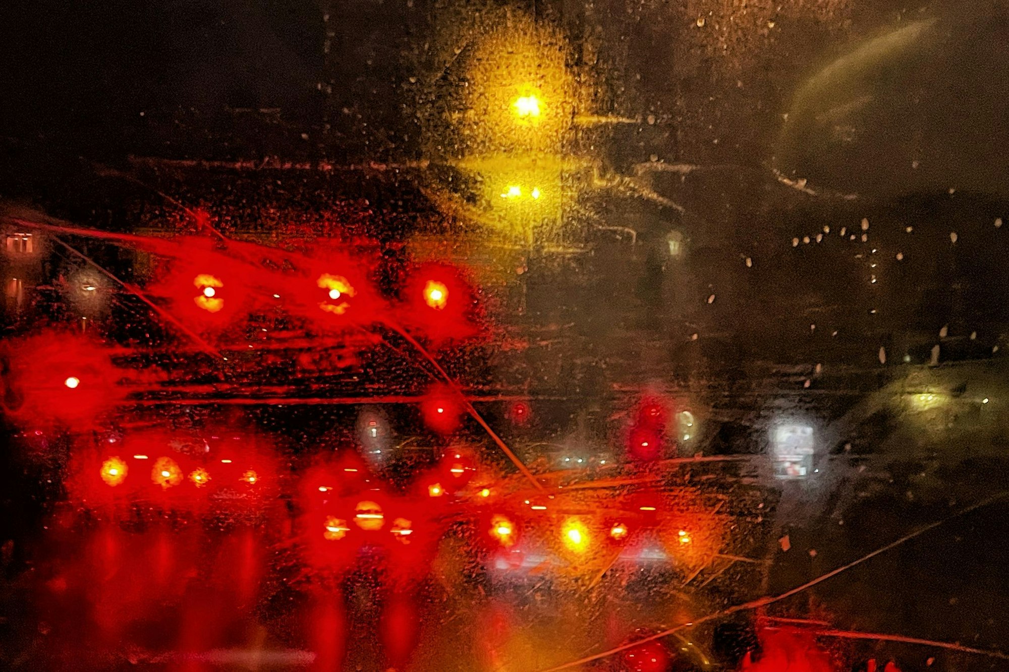 Beschlagene Autoscheiben entstehen häufig durch feuchte Luft im Innenraum: Heizung und Klimaanlage helfen, die Feuchtigkeit zu reduzieren.