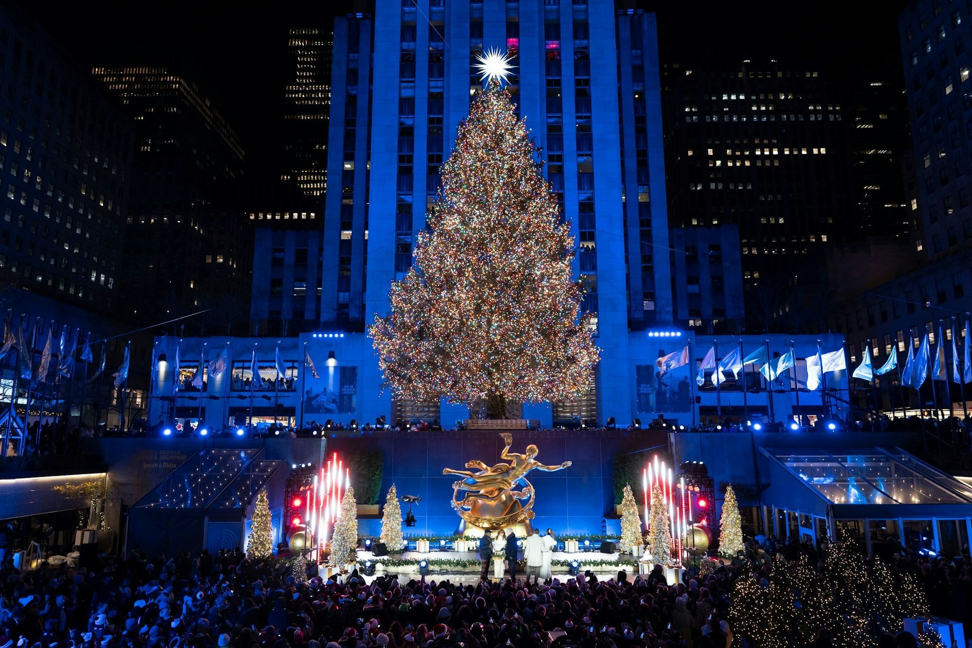 Der hell erleuchtete Weihnachtsbaum am Rockefeller Center gehört fest zum traditionellen Weihnachtsprogramm der Millionenmetropole New York.