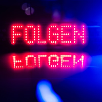 «Folgen» ist auf einer Anzeige auf dem Dach eines Polizeiautos zu lesen.