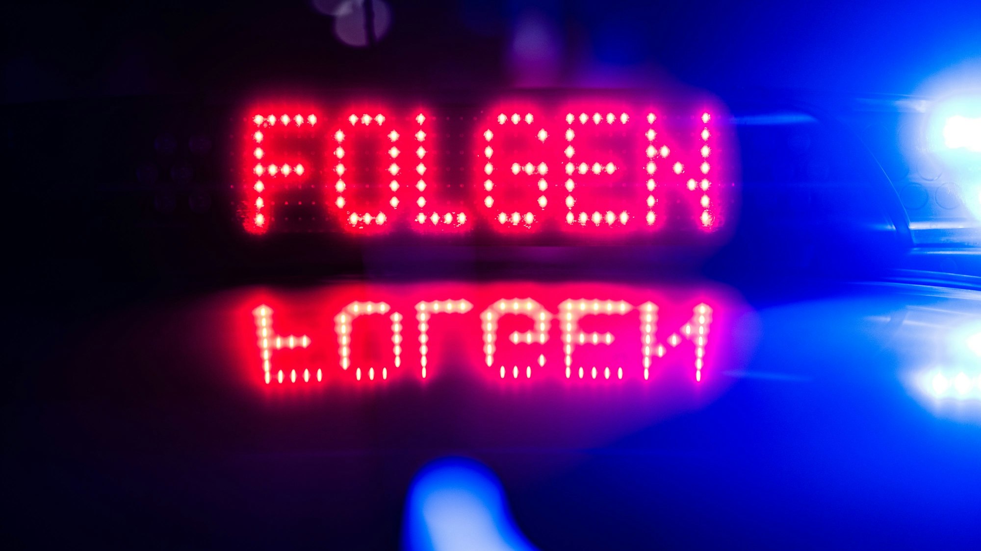 «Folgen» ist auf einer Anzeige auf dem Dach eines Polizeiautos zu lesen.