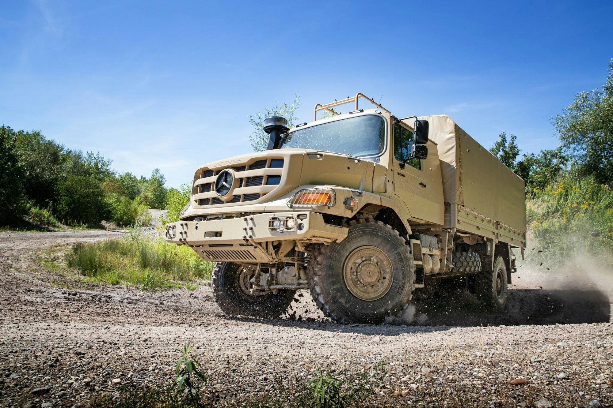 Lastentier in Reinform: Der Mercedes Zetros bringt Güter im militärischen und zivilen Auftrag ans Ziel - auch wenn dieses fernab asphaltierter Routen liegt.