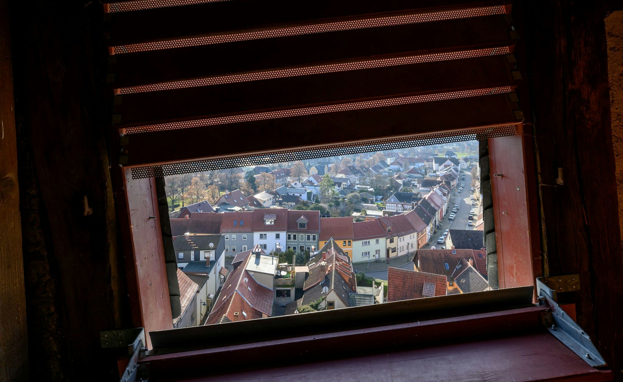 Blick aus dem Dachfenster: Nach mehreren Jahren soll der schiefe Turm in Bad Frankenhausen ab dem kommenden Frühjahr wieder für Gäste zugänglich sein.