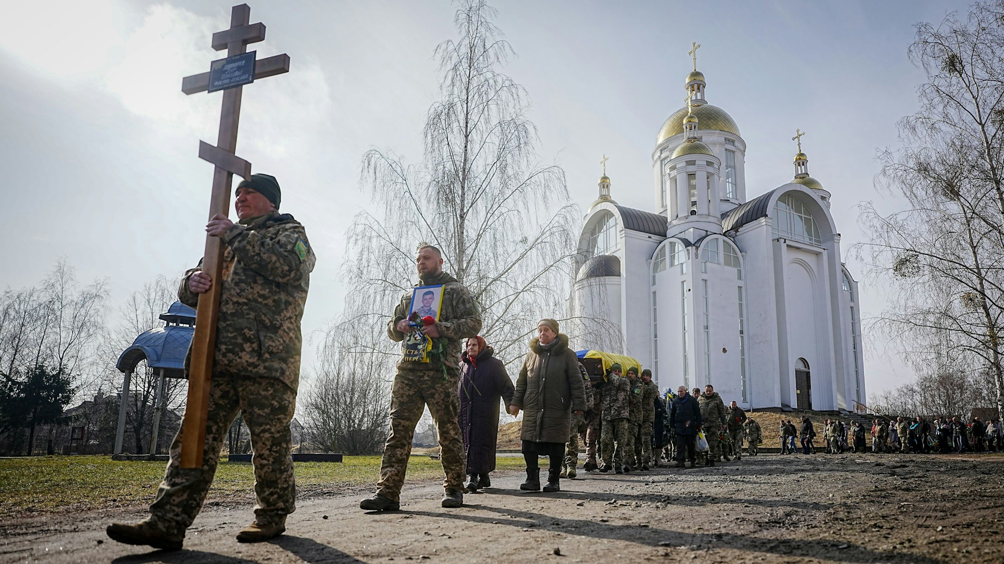 Der Sarg mit dem gefallenen Soldaten Ihor Djukarjew wird nach einer Trauerfeier aus der Andreas Kirche von Butscha getragen.