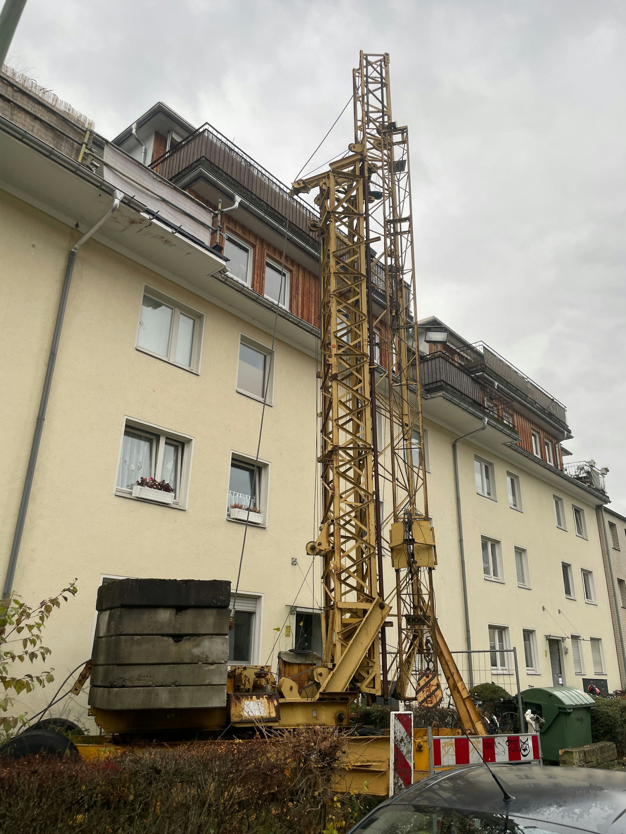 Mittlerweile ist der Arm des Kranes heruntergeklappt.