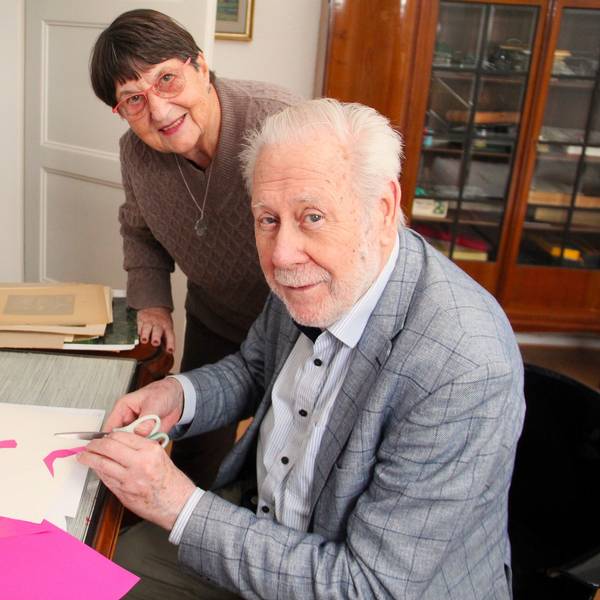 Die Bebilderungen des Kinderbuchs „Greti und Rolli Klitzeklein“ erstellte Illustrator Paul Bergrath (hier mit Autorin Sabine Otten) mittels der Scherenschnitt-Technik.