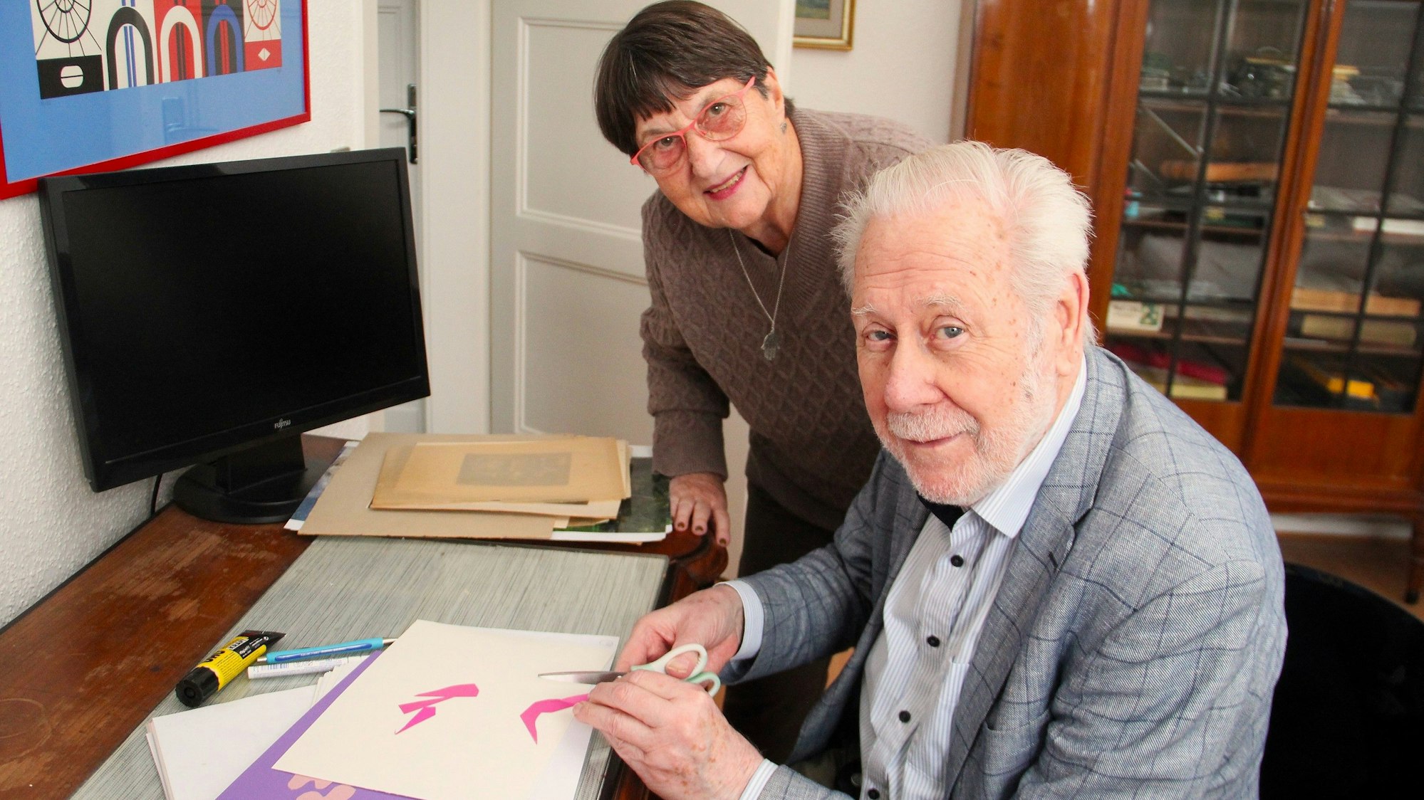 Die Bebilderungen des Kinderbuchs „Greti und Rolli Klitzeklein“ erstellte Illustrator Paul Bergrath (hier mit Autorin Sabine Otten) mittels der Scherenschnitt-Technik.