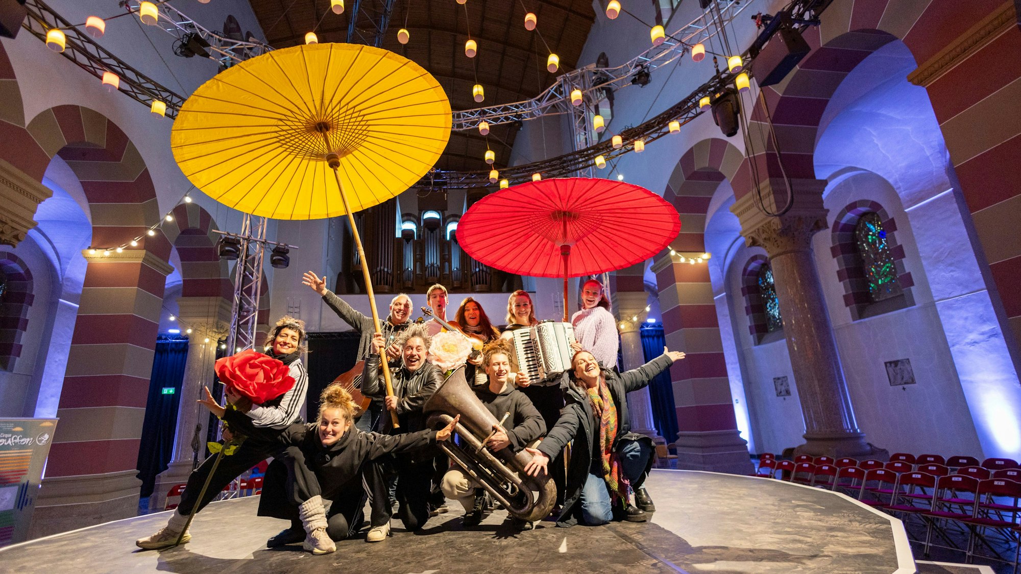 Die Künstlerinnen und Künstler treten auf einer kleinen Bühne in der Mitte der Kirche auf.