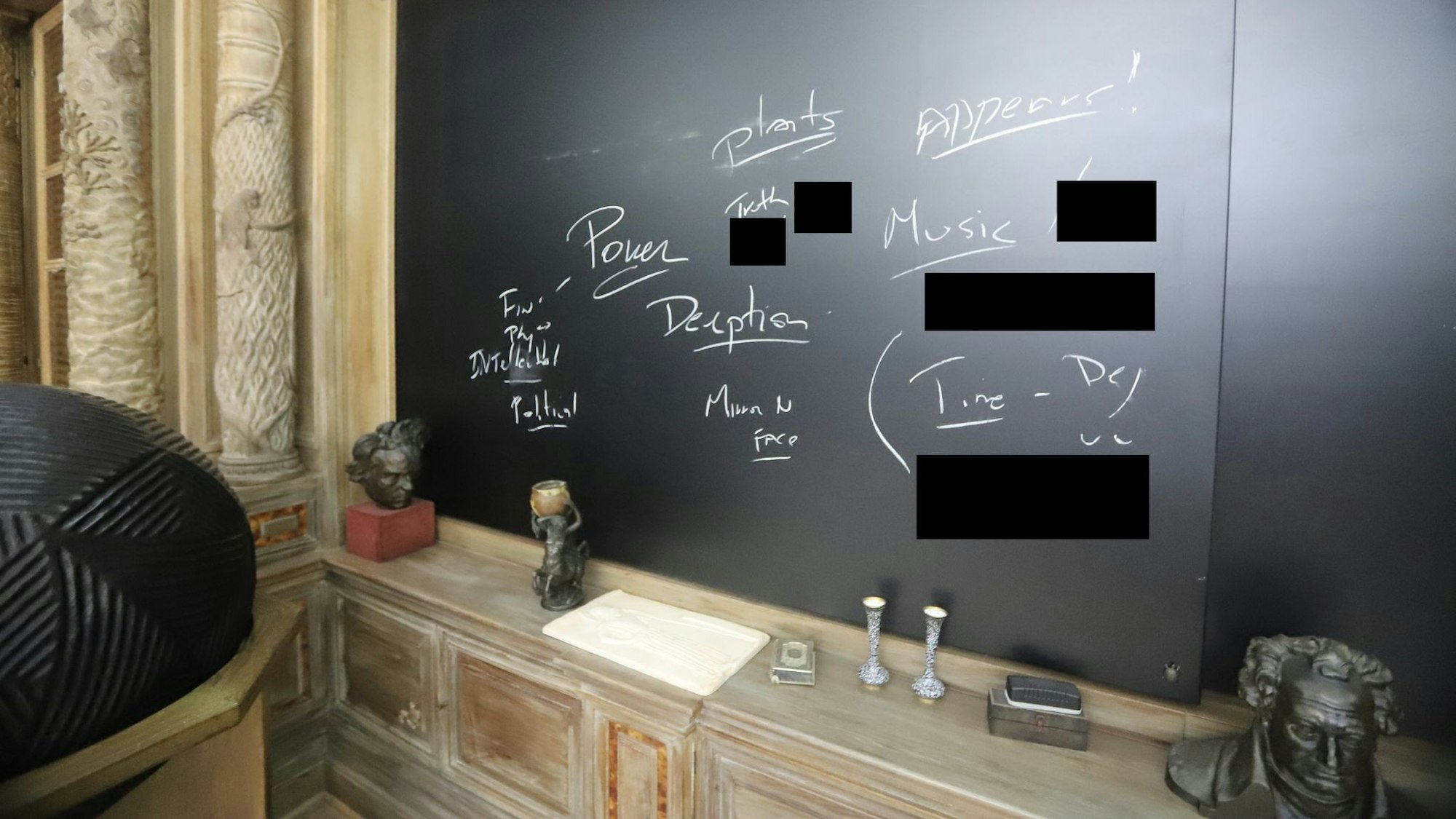 Auf einer Tafel sind die handgeschriebenen Worte «Macht», «Täuschung» und «Wahrheit» zu lesen.