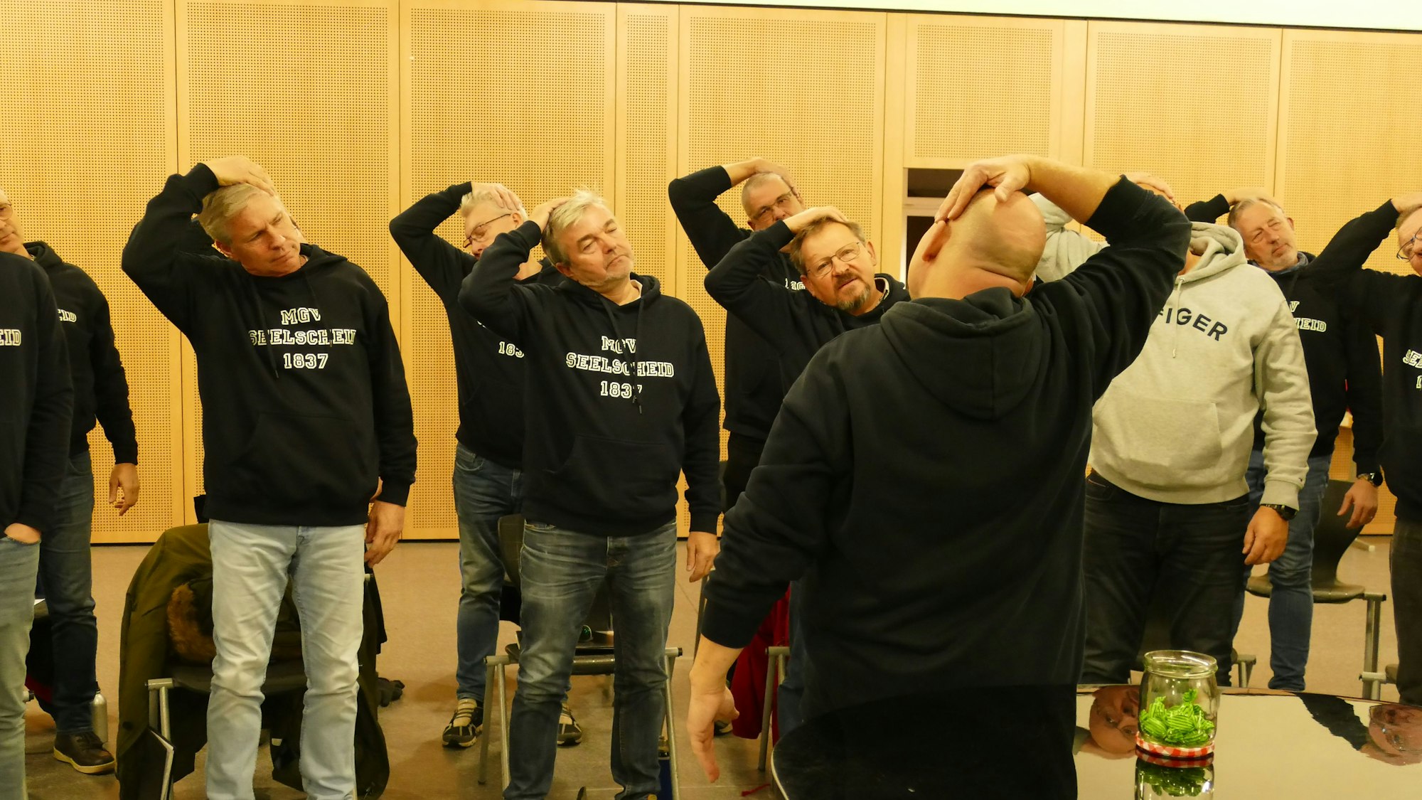 Keine Gymnastikübungen, sondern solche zur Stimmlockerung. Auch Sänger müssen sich aufwärmen.