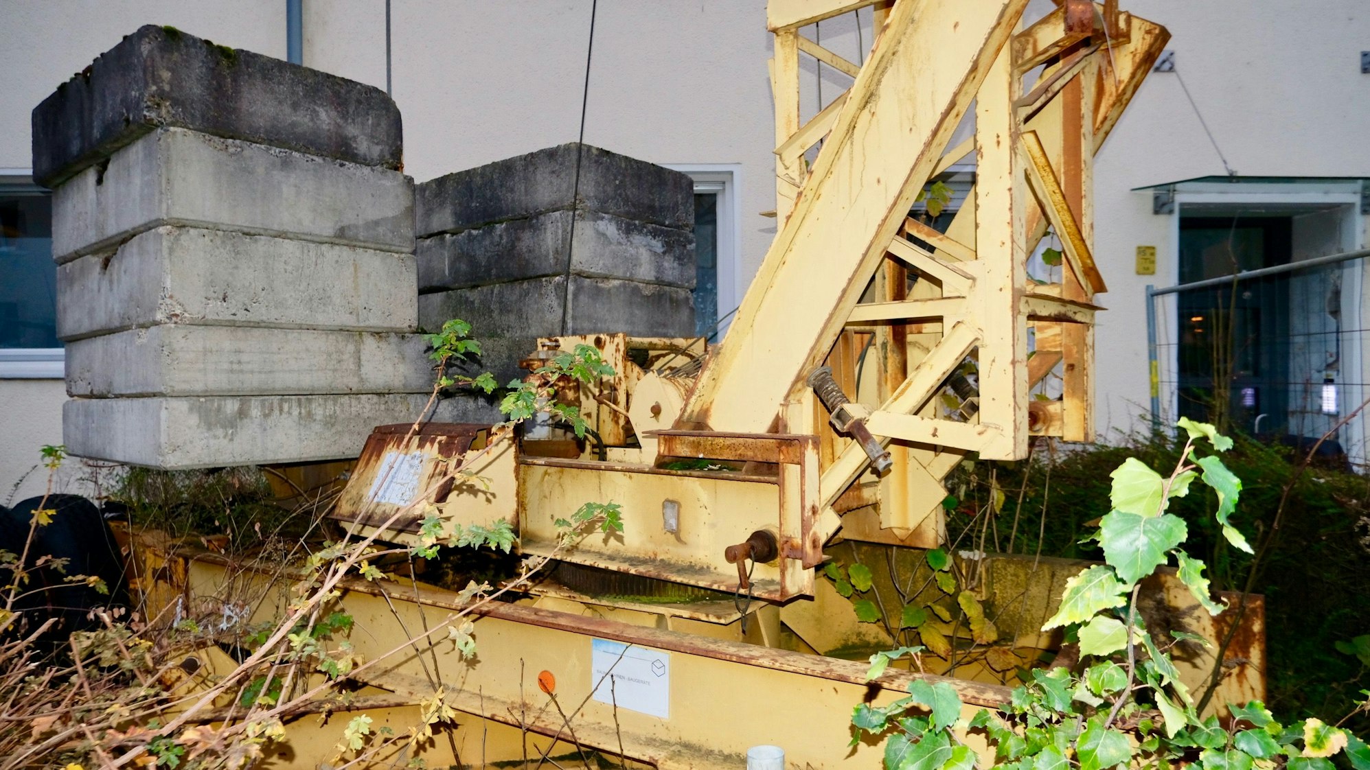 Der Kran ist mittlerweile angerostet.