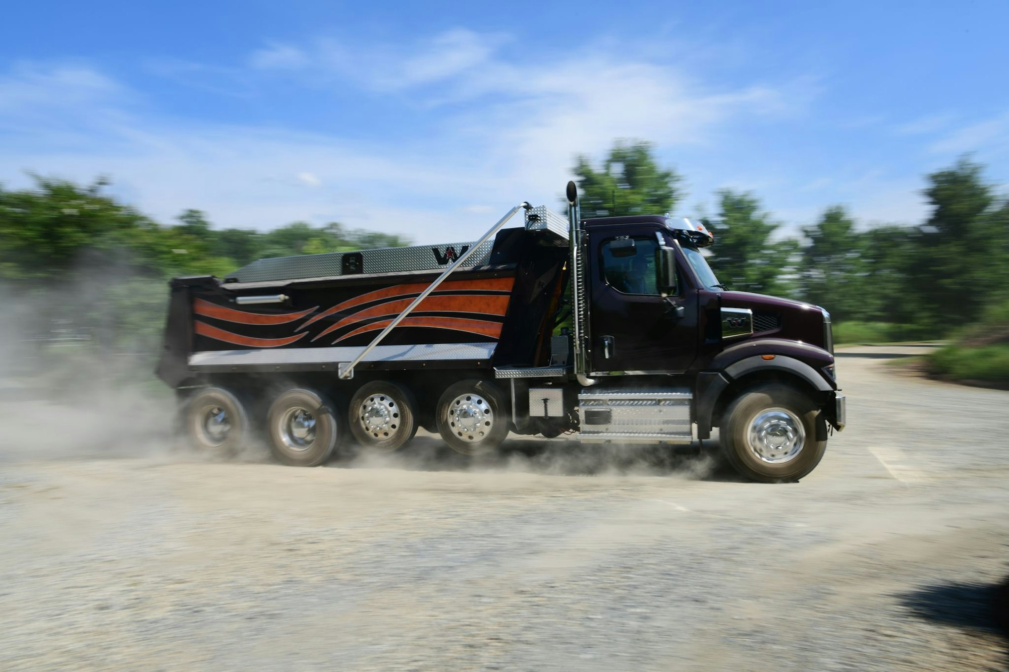 Mal richtig Staub aufwirbeln - herrlich: Wir drehen eine Runde im Western Star 49X als Kipper.