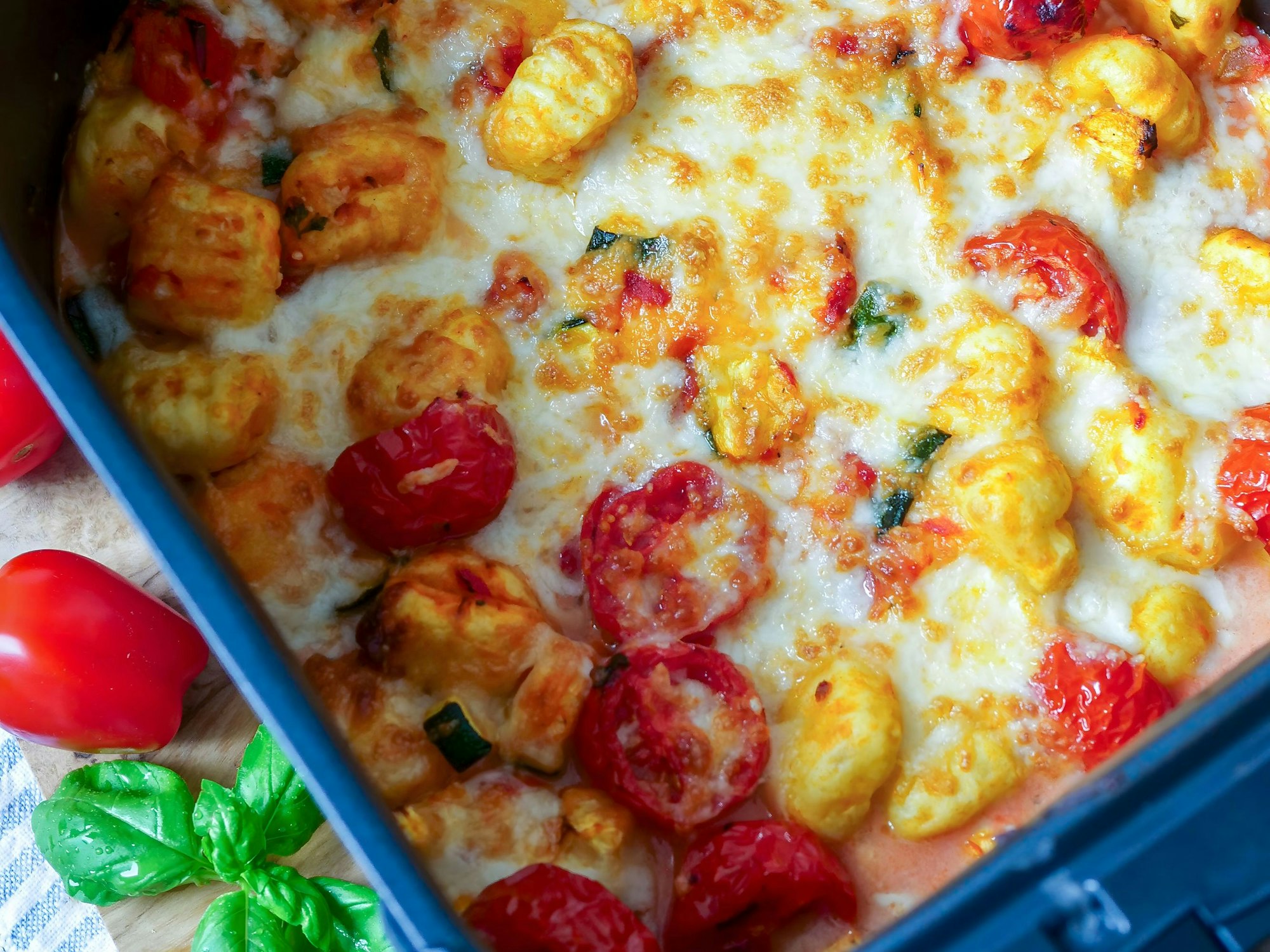 Für den Gnocchi-Auflauf kommen in den Garkorb des Airfryers Gnocchi, Gemüse und eine Sahnesoße – 15 Minuten später ist er fertig.