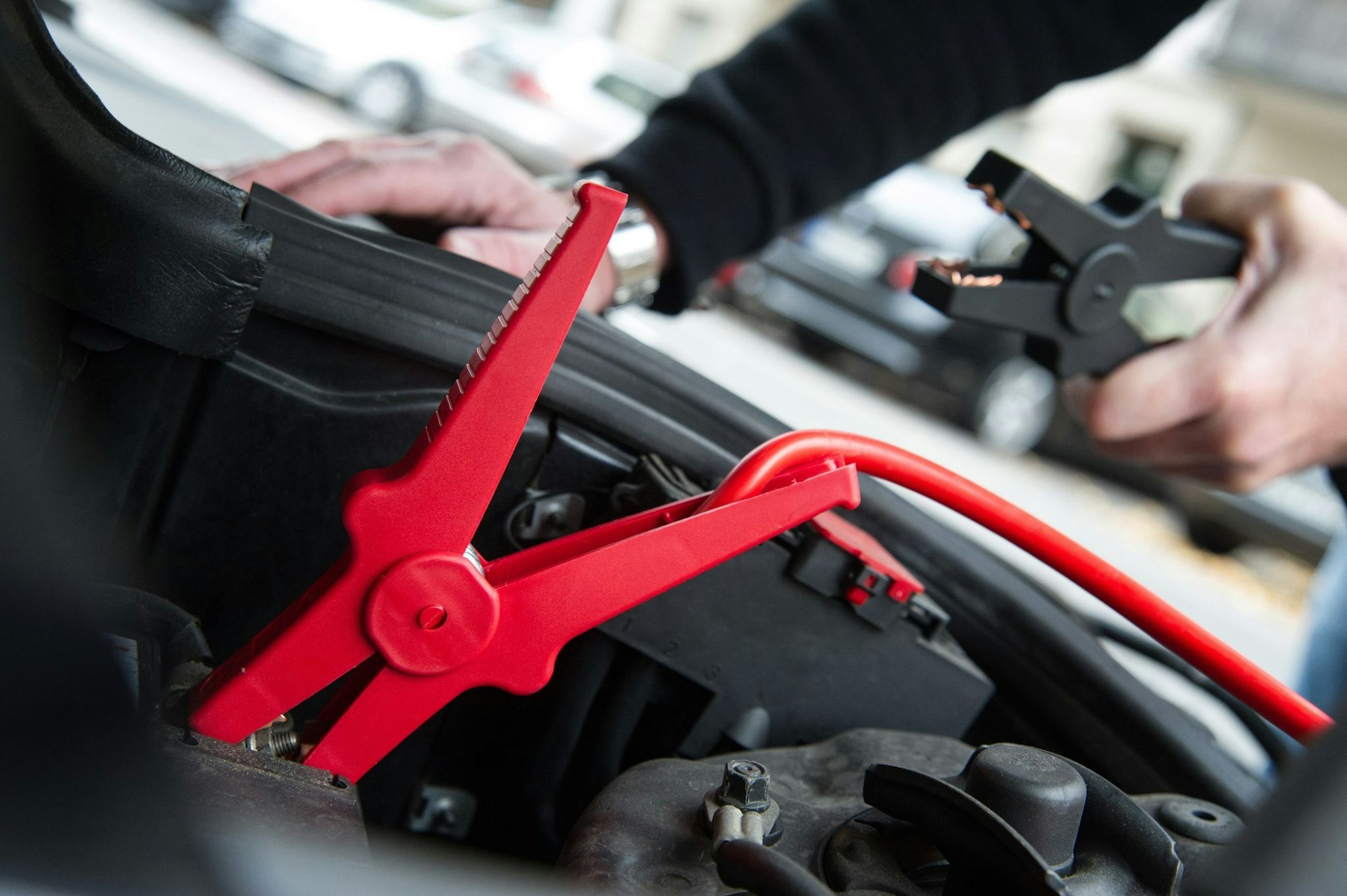 Ein Starthilfekabel ist schon mal die halbe Miete. Nur: Welche Klemme kommt zuerst?