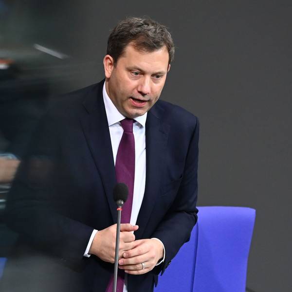 03.12.2025, Berlin: Lars Klingbeil (SPD), Bundesminister der Finanzen, spricht in der 46. Plenarsitzung der 21. Legislaturperiode im Deutschen Bundestag. Hauptthemen der heutigen Sitzung sind unter anderem die Regierungsbefragung mit Bundesfinanzminister Klingbeil (SPD) und Kanzleramtschef Frei (CDU) sowie eine Aktuelle Stunde zu den Protesten gegen die Gründung einer AfD-Jugendorganisation in Gießen. Foto: Elisa Schu/dpa +++ dpa-Bildfunk +++