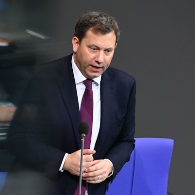 03.12.2025, Berlin: Lars Klingbeil (SPD), Bundesminister der Finanzen, spricht in der 46. Plenarsitzung der 21. Legislaturperiode im Deutschen Bundestag. Hauptthemen der heutigen Sitzung sind unter anderem die Regierungsbefragung mit Bundesfinanzminister Klingbeil (SPD) und Kanzleramtschef Frei (CDU) sowie eine Aktuelle Stunde zu den Protesten gegen die Gründung einer AfD-Jugendorganisation in Gießen. Foto: Elisa Schu/dpa +++ dpa-Bildfunk +++