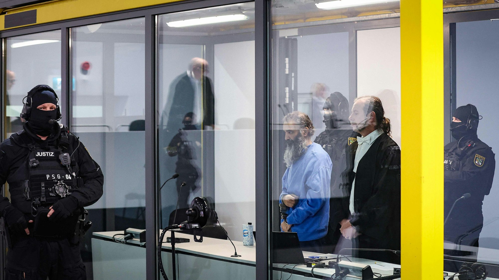 Der Angeklagte, Taleb al-Abdulmohsen, beim Prozess gegen ihn hinter einer Glaswand.