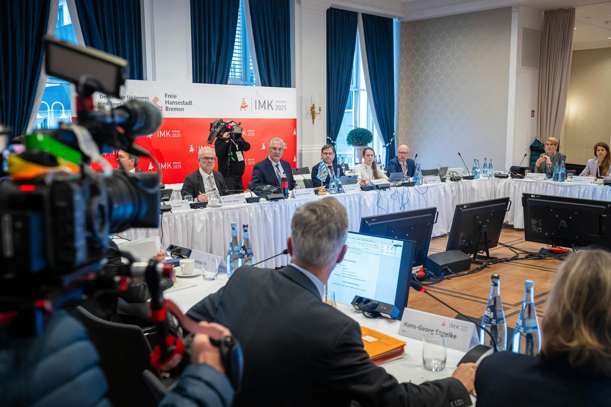 Die Innenministerkonferenz berät unter anderem über Sicherheit in Fußball-Stadien.