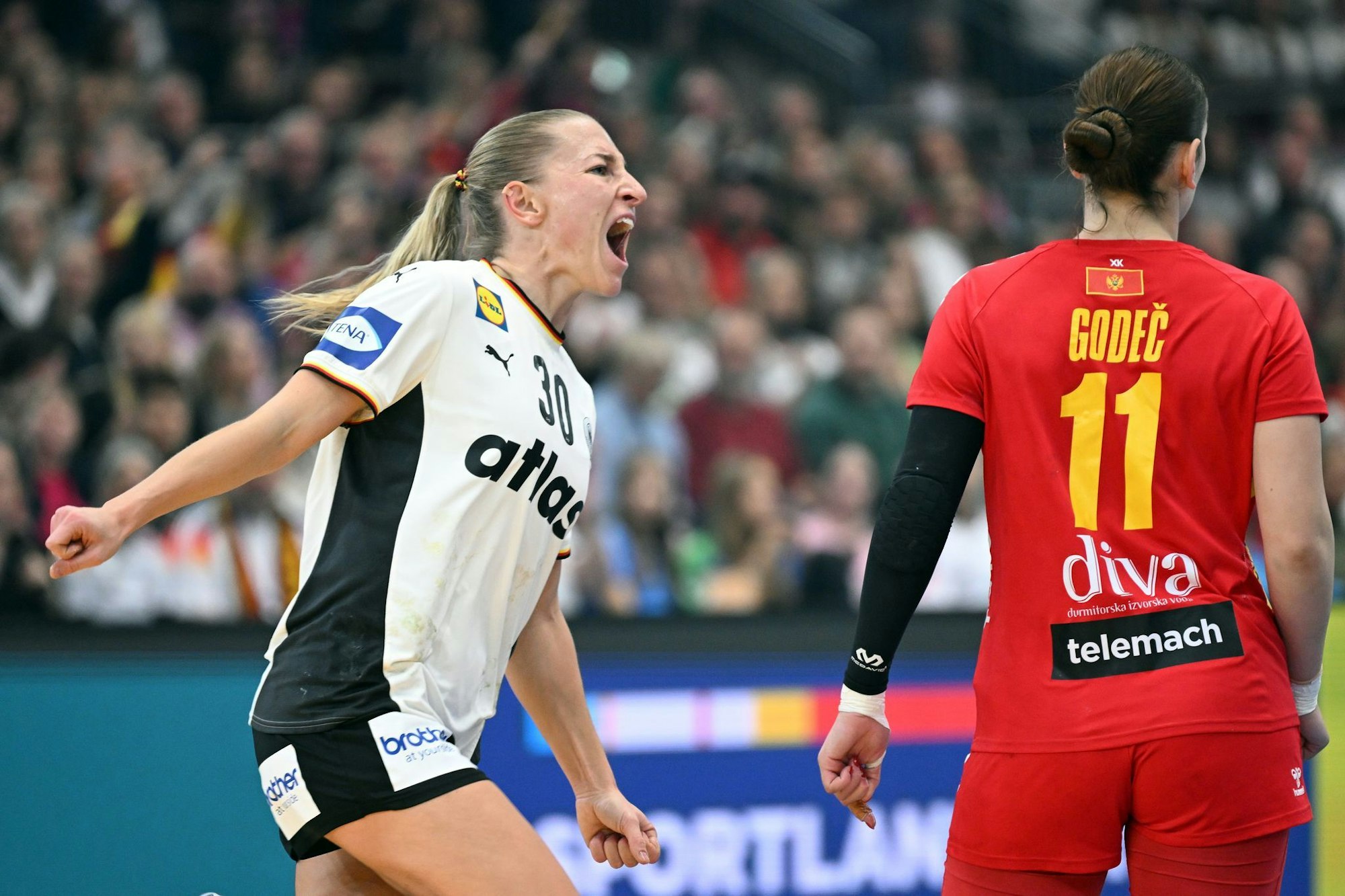 Rechtsaußen Jenny Behrend erzielt in der ersten Halbzeit vier Tore.