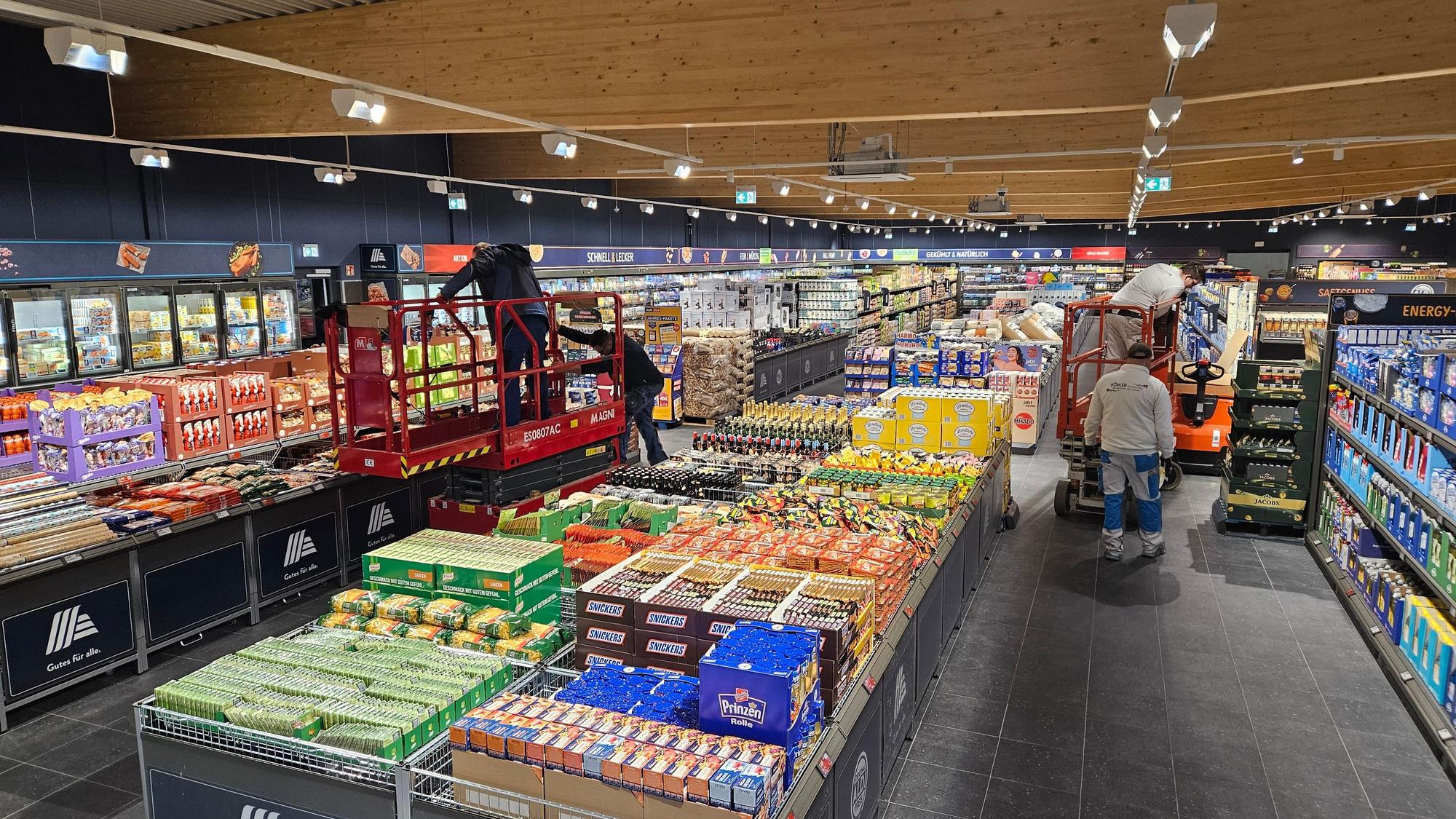 Zu sehen ist ein neuer Aldi-Markt von innen