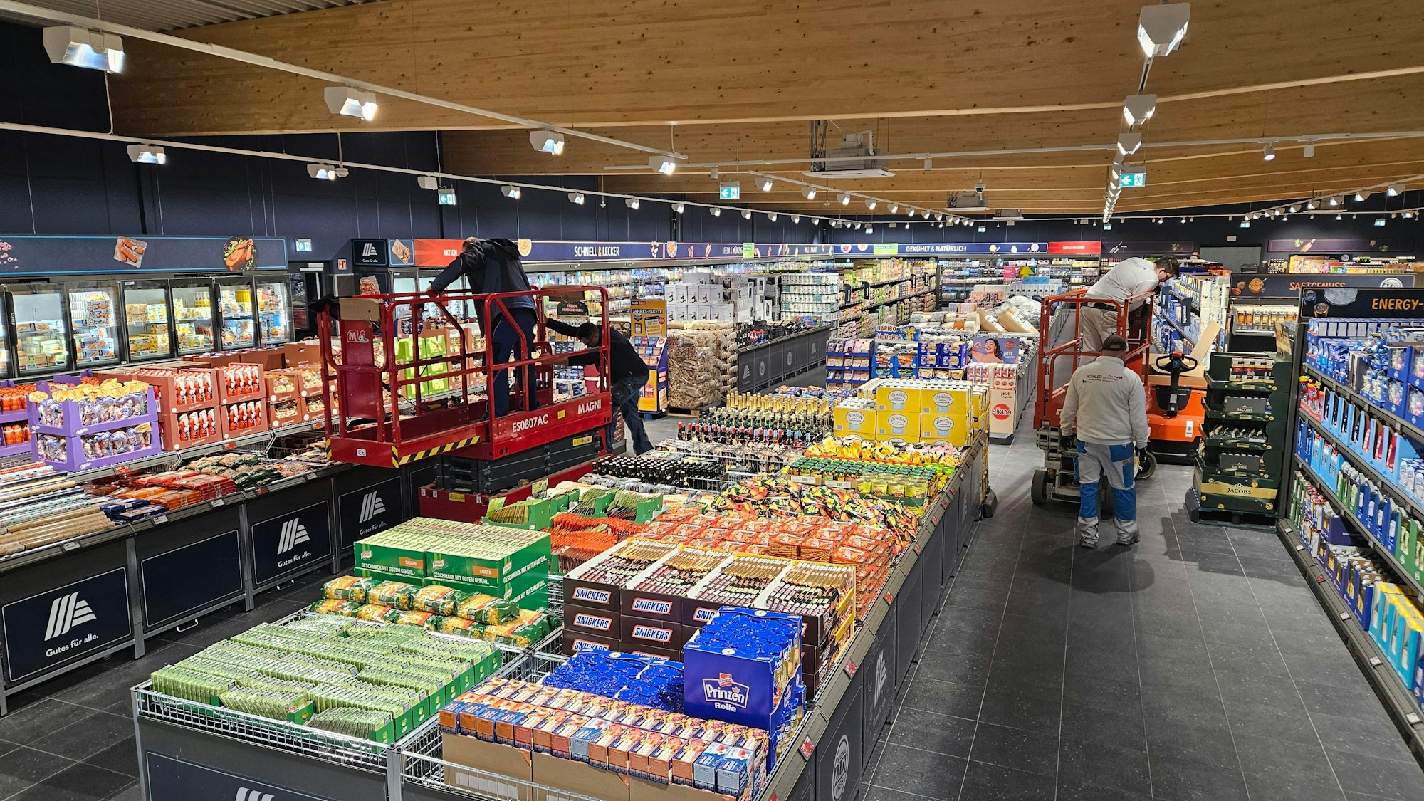 Zu sehen ist ein neuer Aldi-Markt von innen