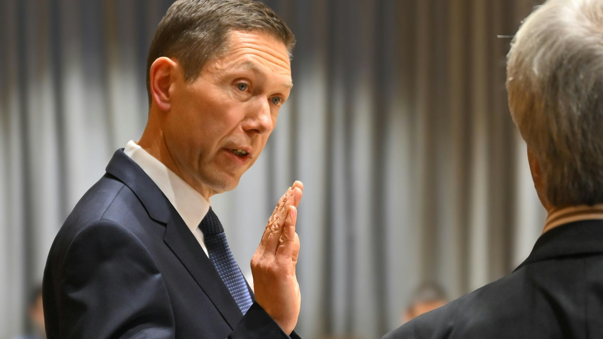 Raoul Halding-Hoppenheit im Porträt.