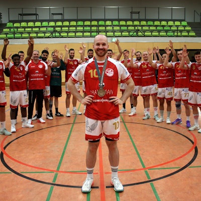 Mit dem Jubelgruß der Gehörlosen feiert der TV Palmersheim Deaflympics-Silbermedaillengewinner Simon Schöller.