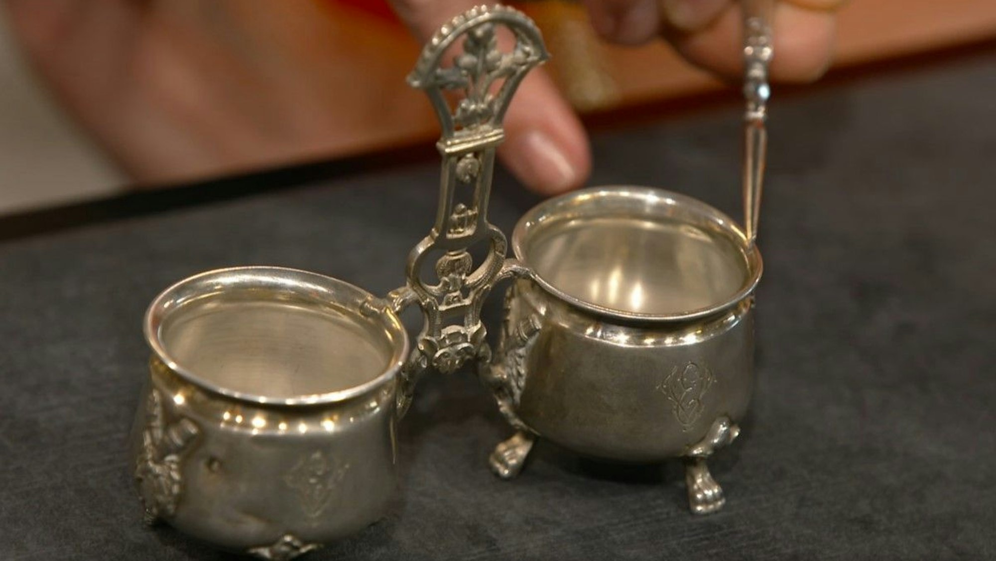 Verwendet wird die Doppelsaliere etwa für grobes und feines Salz oder auch für Salz und Senf.