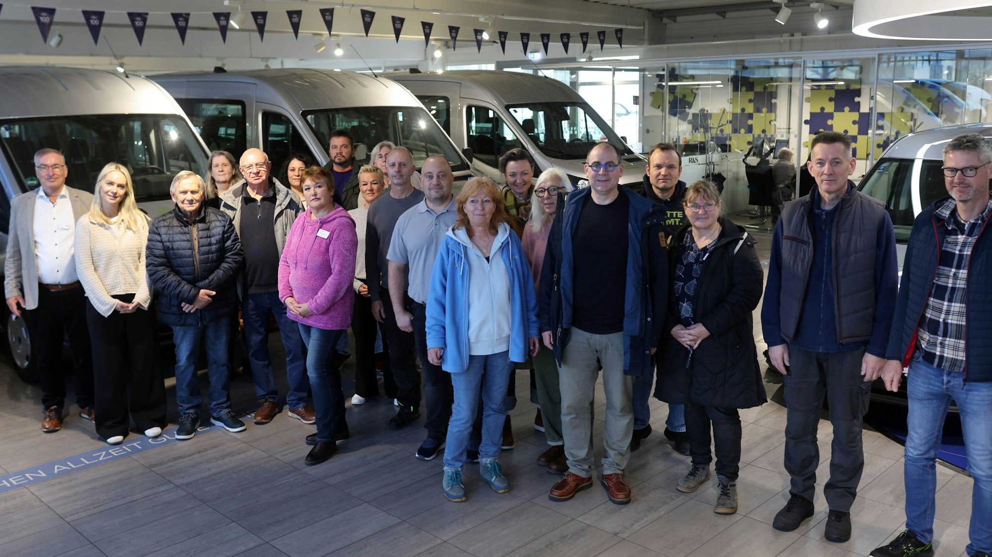 Vertreter von neun Senioreneinrichtungen freuten sich, ein Fahrzeug von der Rundschau-Altenhilfe entgegen zu nehmen.