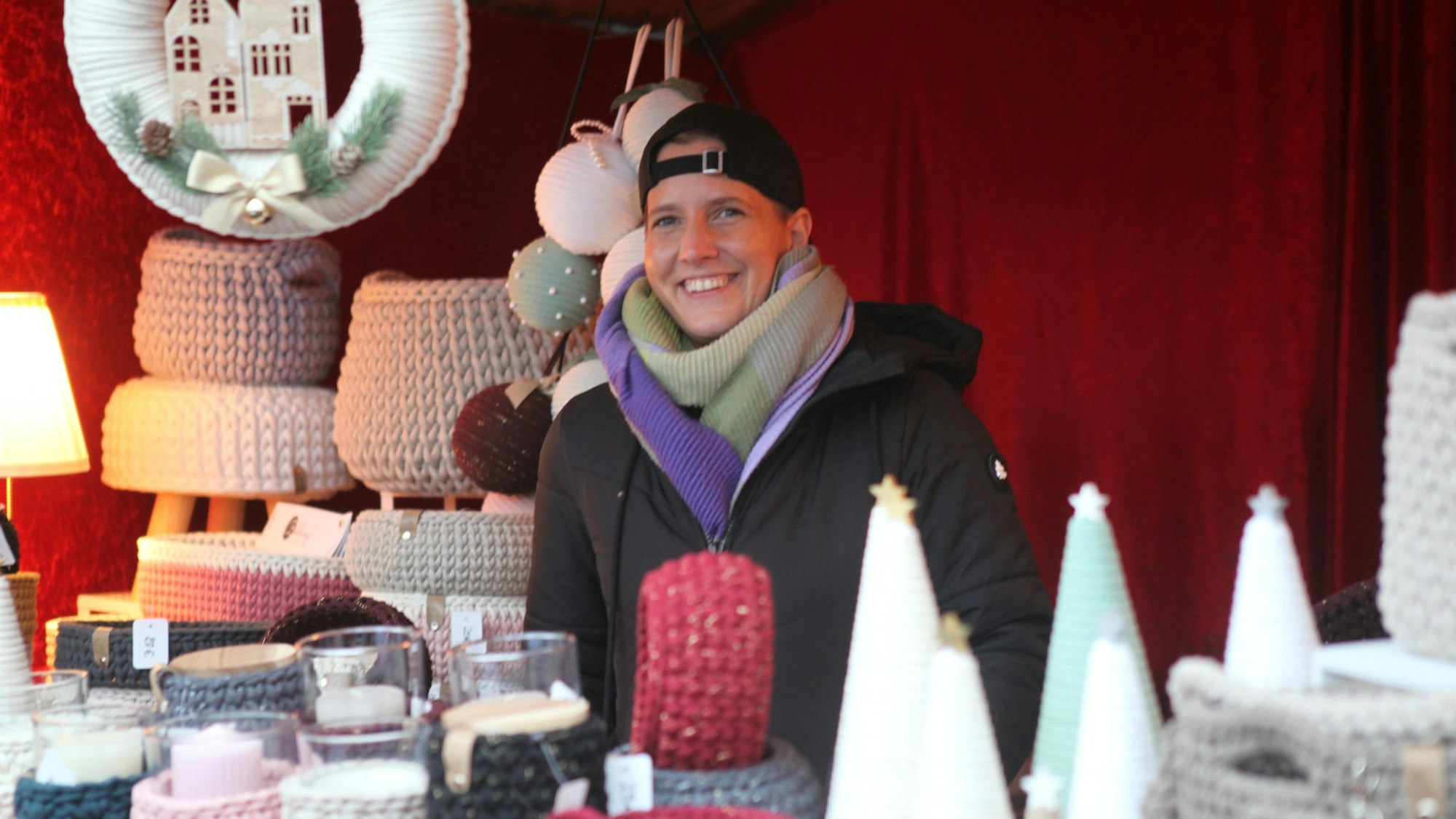 Gehäkeltes auf dem Dorfweihnachtsmarkt in Berghein-Rheidt.